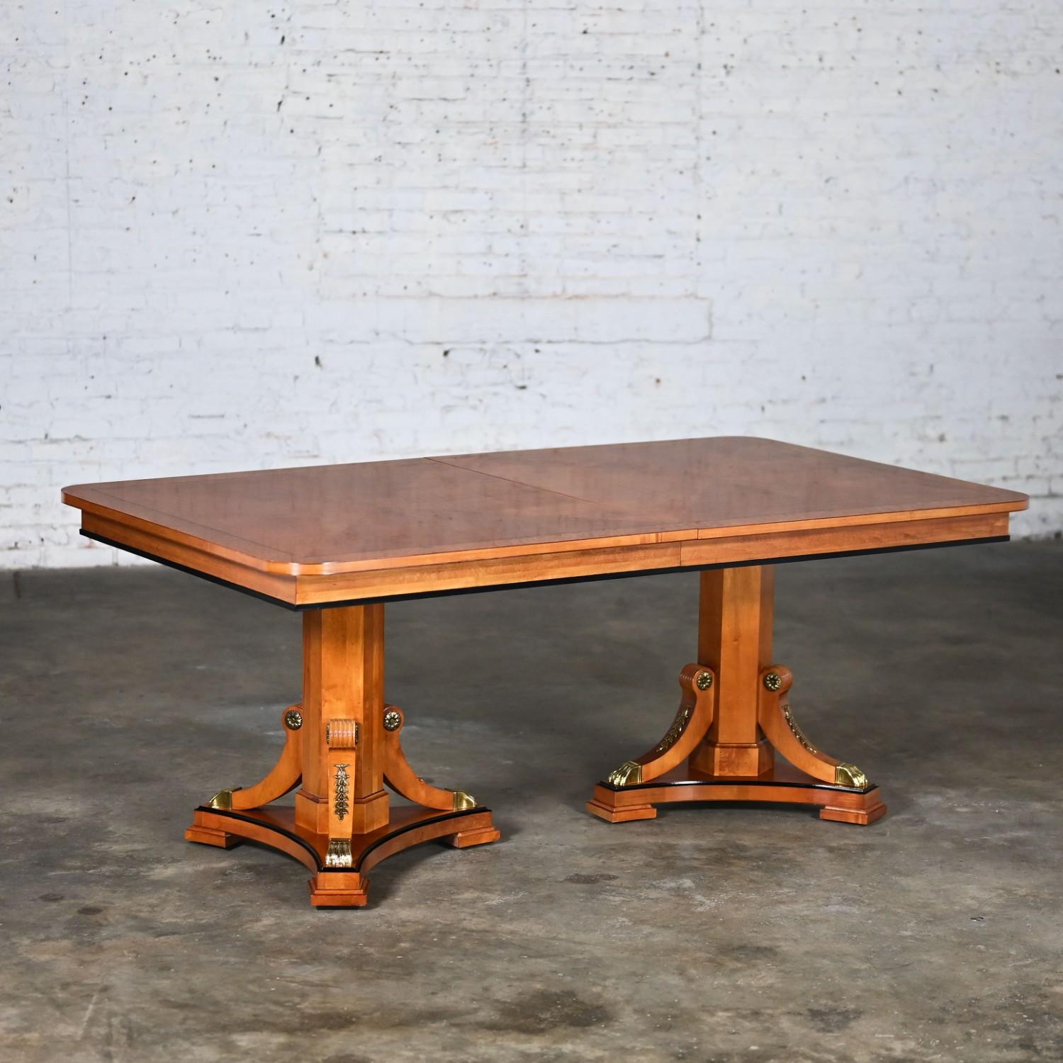 Fin du 20e siècle Table de salle à manger à rallonge Biedermeier de style néoclassique Thomasville Grand Classics en vente