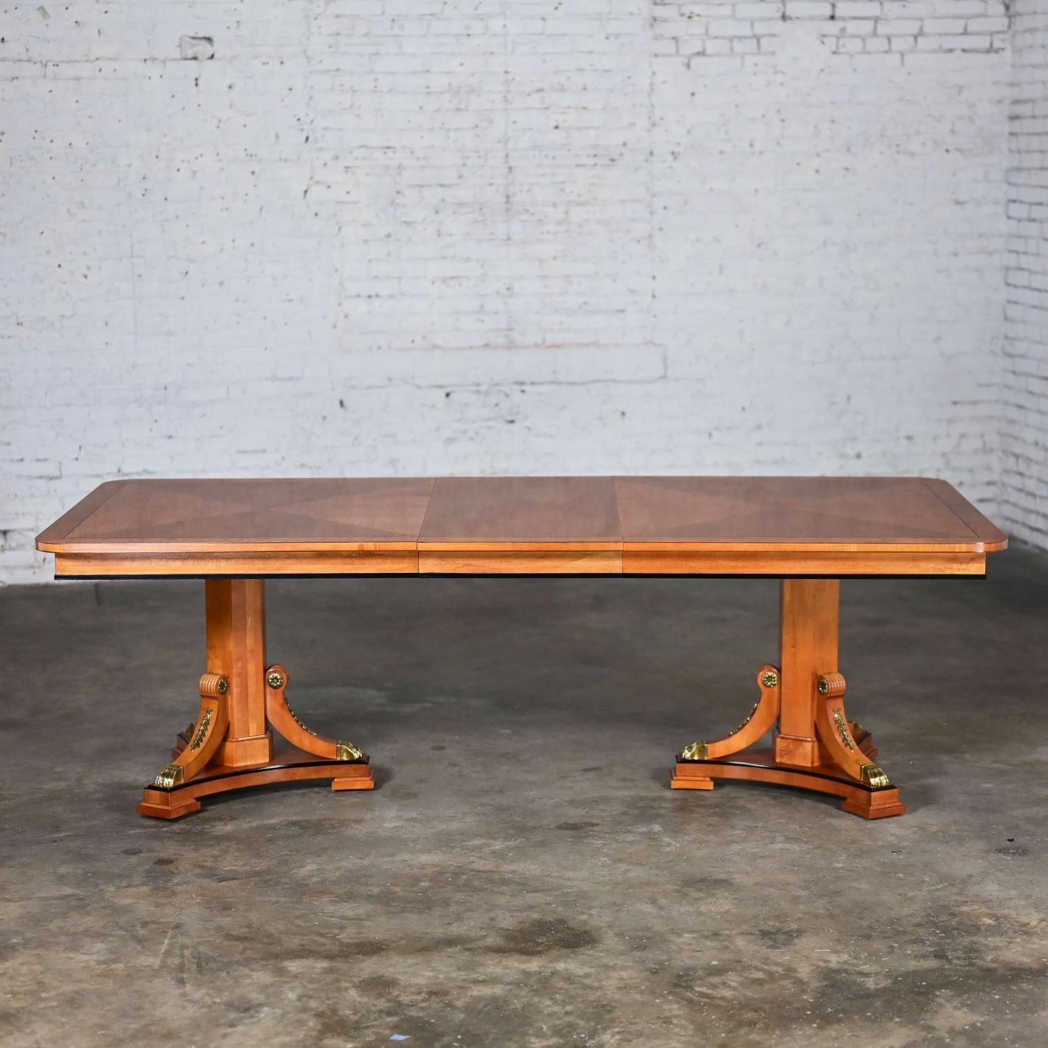 Laiton Table de salle à manger à rallonge Biedermeier de style néoclassique Thomasville Grand Classics en vente