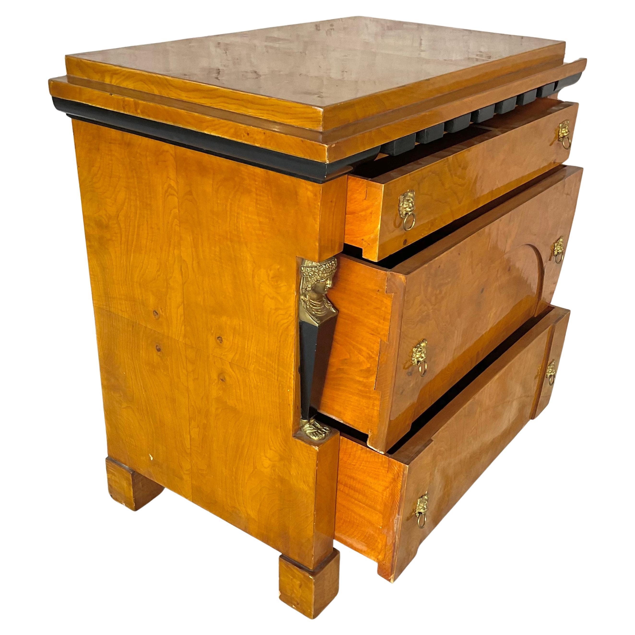 Cassettiera neoclassica Biedermeier In condizioni buone in vendita a Bradenton, FL