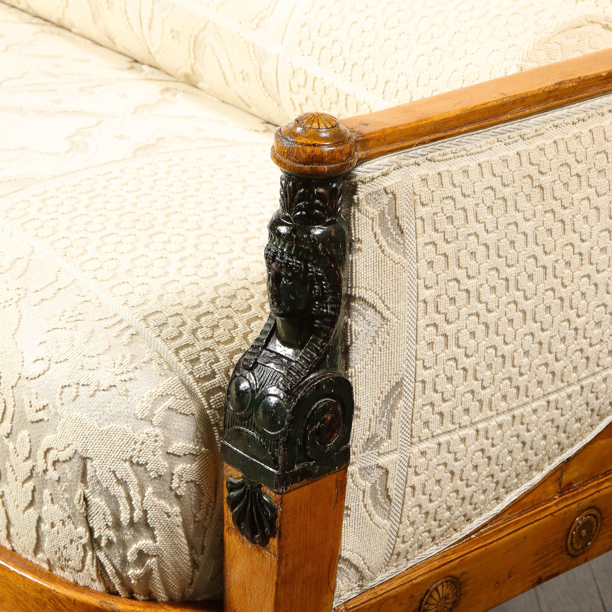 Canapé néoclassique Biedermeier avec dossier en forme de volute et pieds en sabre  en vente 3
