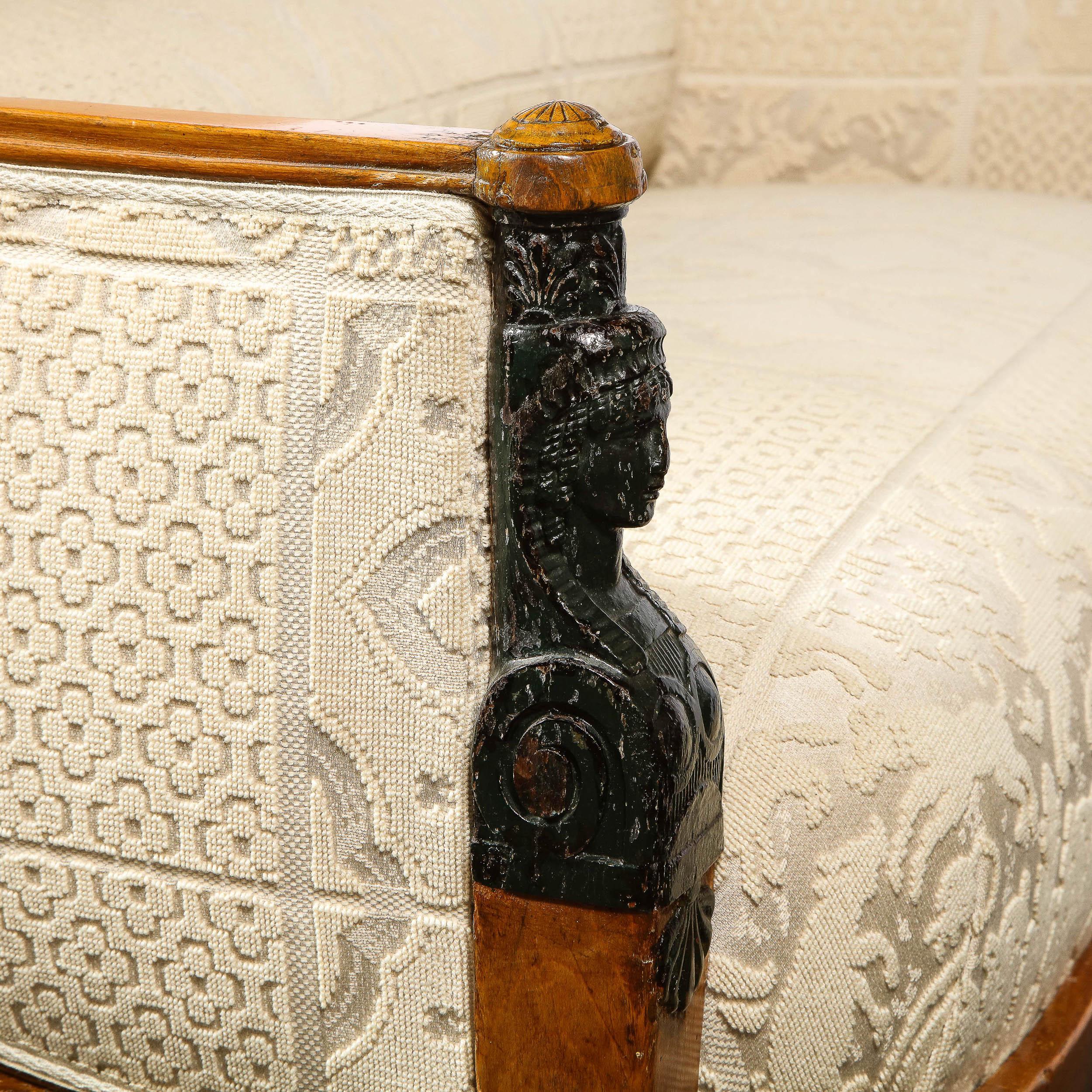 Canapé néoclassique Biedermeier avec dossier en forme de volute et pieds en sabre  en vente 10