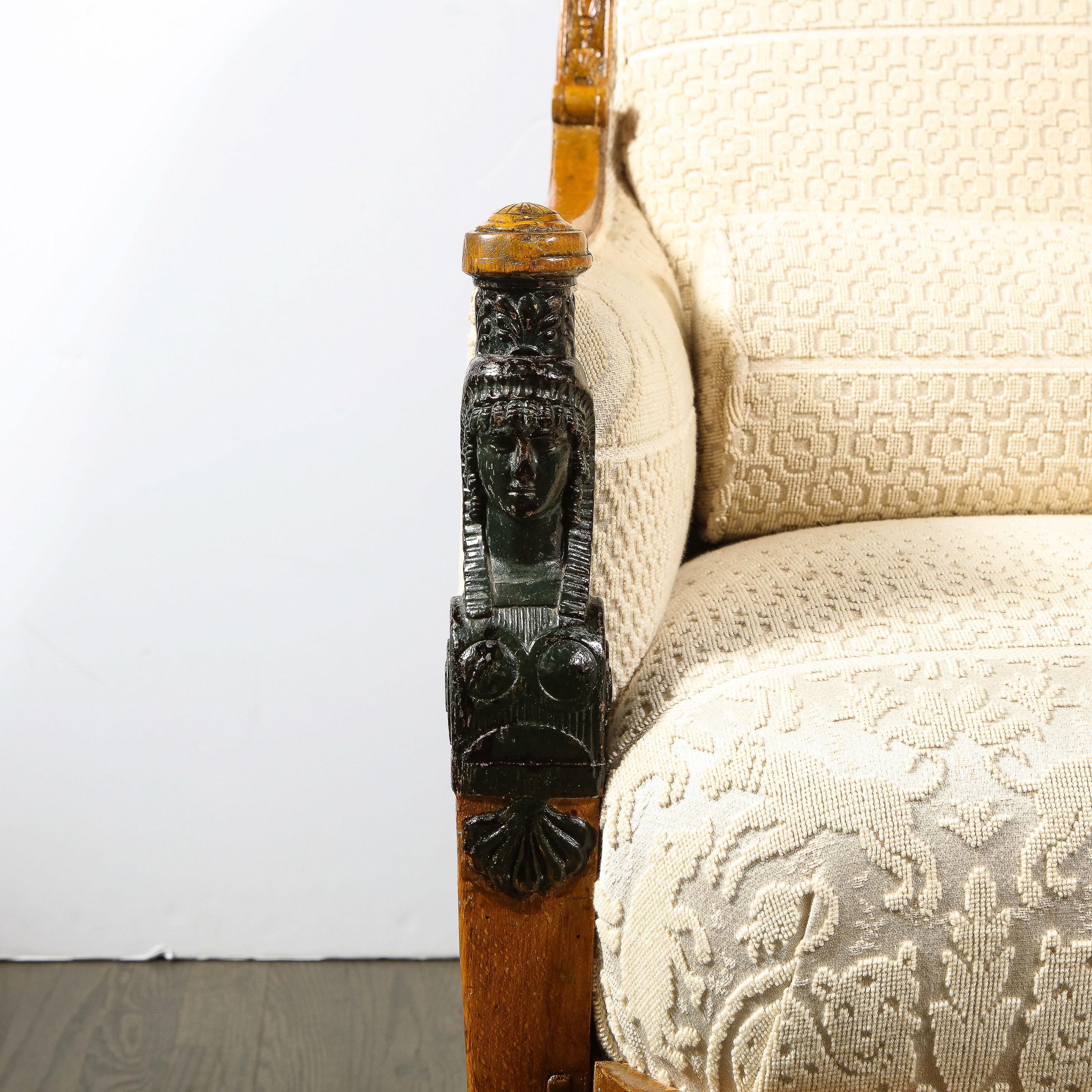 Canapé néoclassique Biedermeier avec dossier en forme de volute et pieds en sabre  Excellent état - En vente à New York, NY