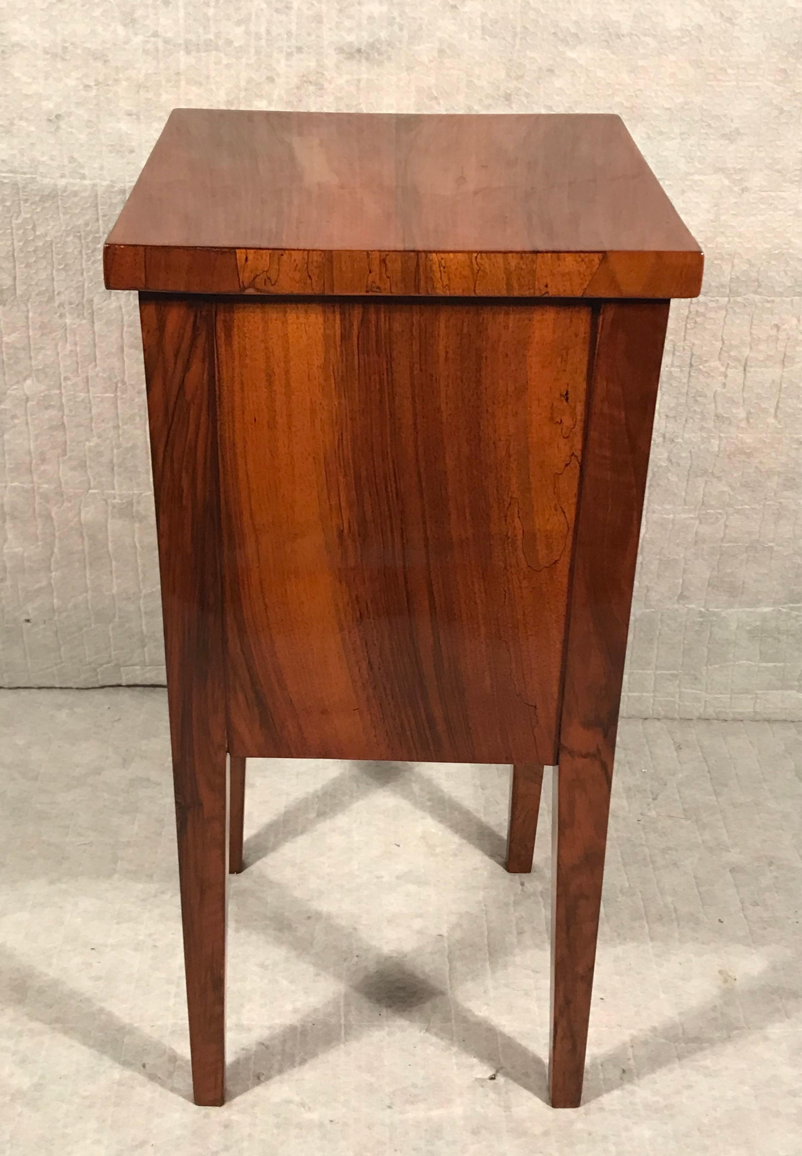 Mesilla de noche o auxiliar Biedermeier, Alemania 1820 Alemán en venta