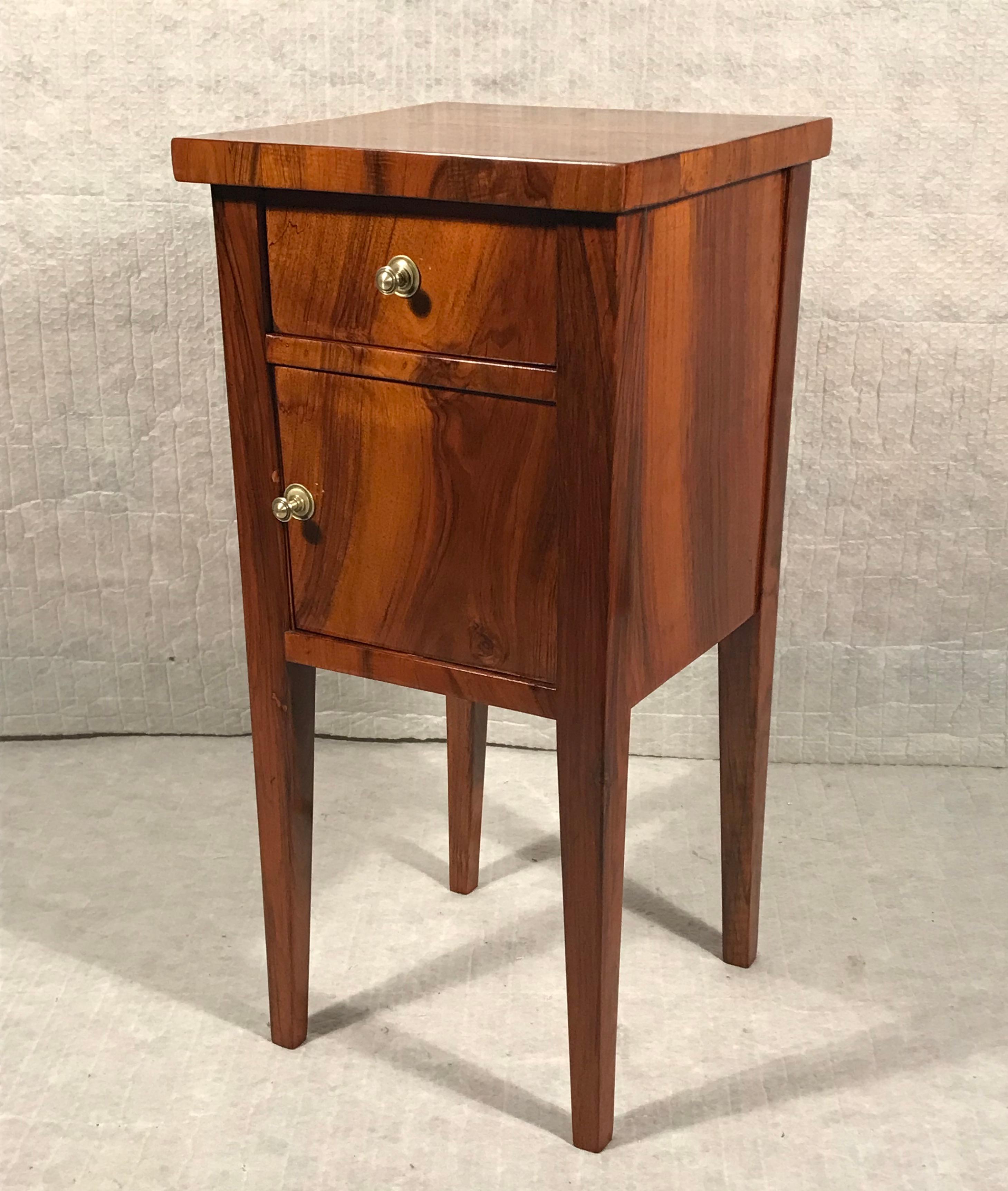 Mesilla de noche o auxiliar Biedermeier, Alemania 1820 Chapado en venta