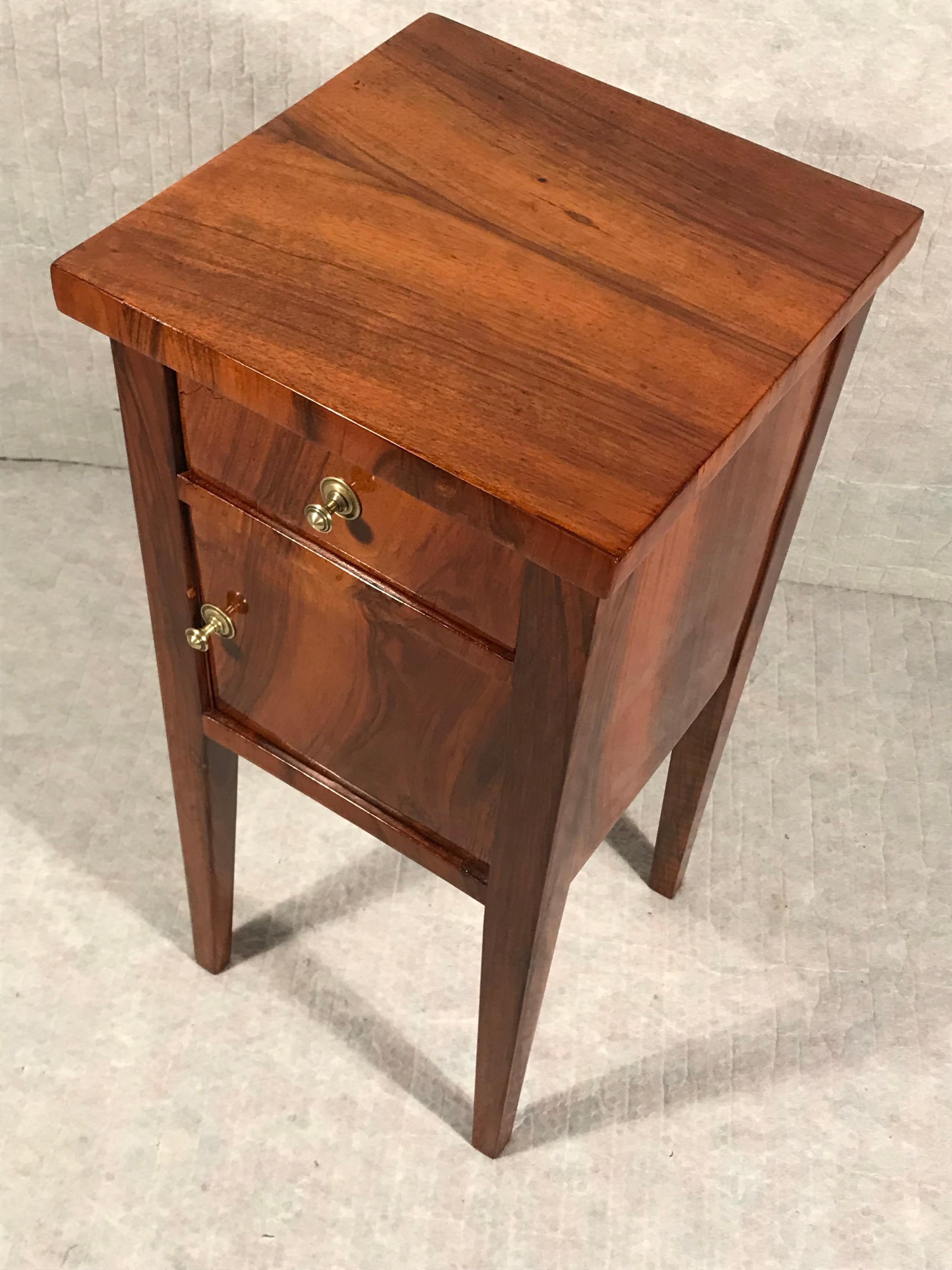 Mesilla de noche o auxiliar Biedermeier, Alemania 1820 en Bueno estado para la venta en Belmont, MA