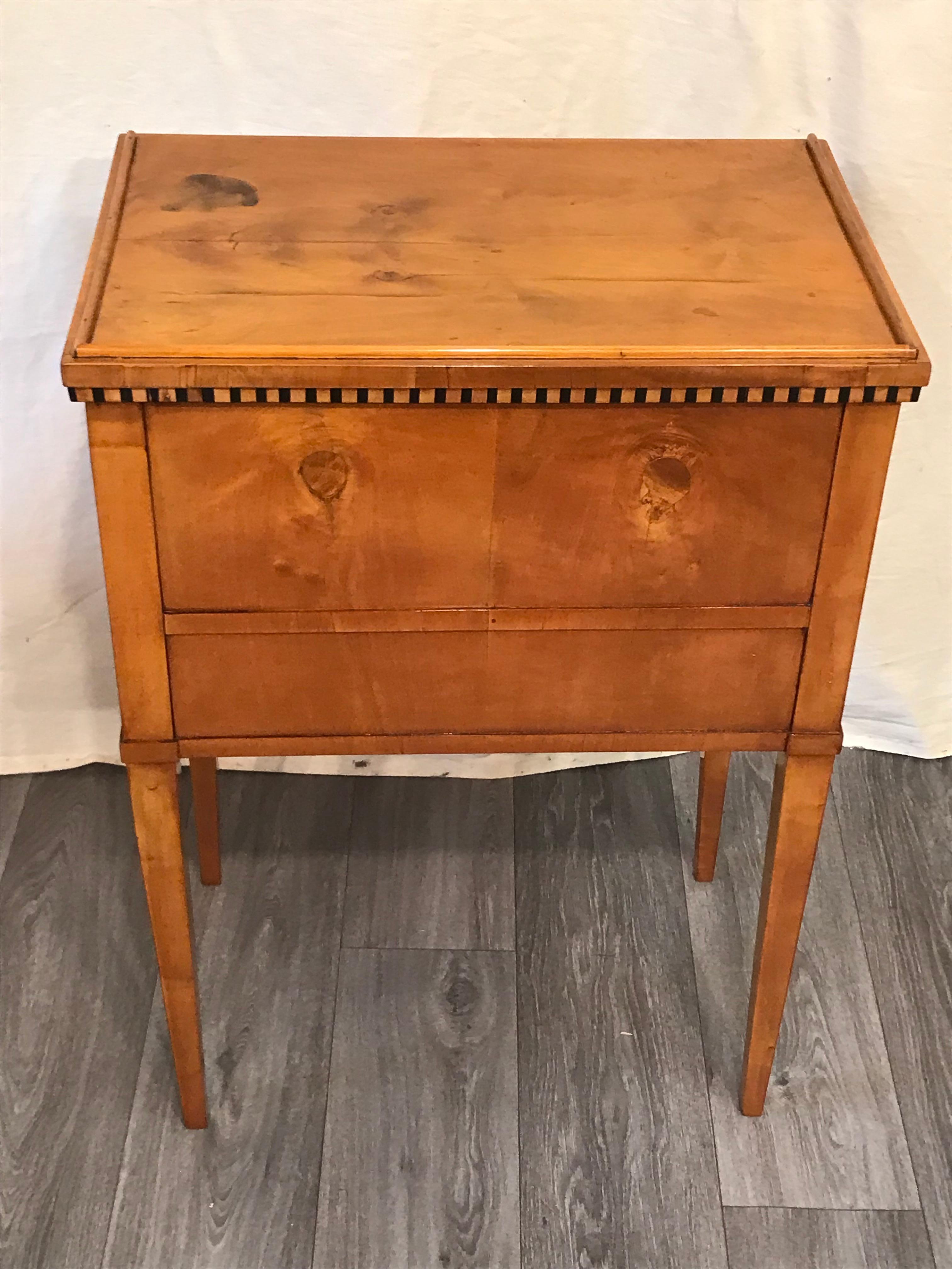 Table de nuit ou petit meuble de rangement Biedermeier, Allemagne du Sud, 1815-20 Bon état - En vente à Belmont, MA