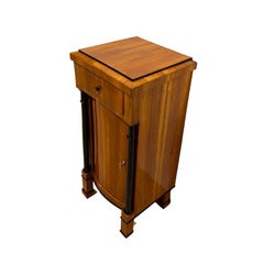 Mesilla de noche Biedermeier, chapado de cerezo, sur de Alemania, hacia 1820