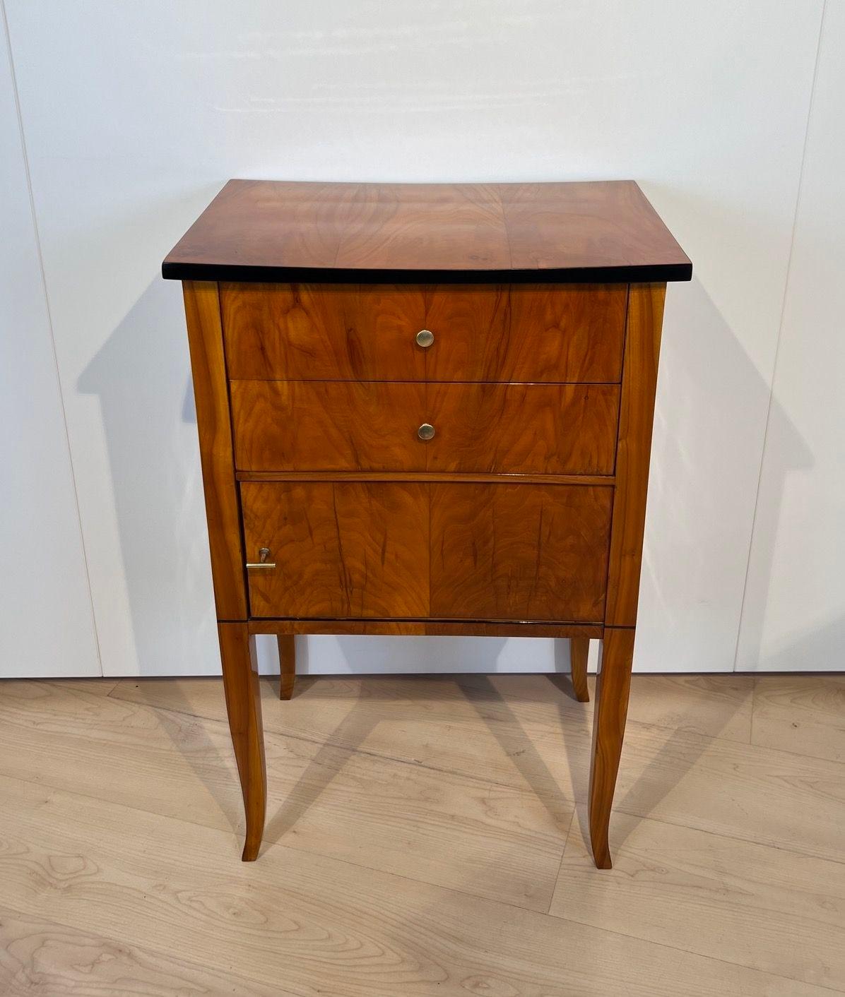 Biedermeier nightstand or small half cabinet from South Germany around 1825.
Cherry veneered and solid. Restored and hand polished with shellac.
2 drawers, 1 door. Brass buttons. Ebony intarsia ribbon and ebonized edges.
Dimensions:
* H 82 cm x W 52