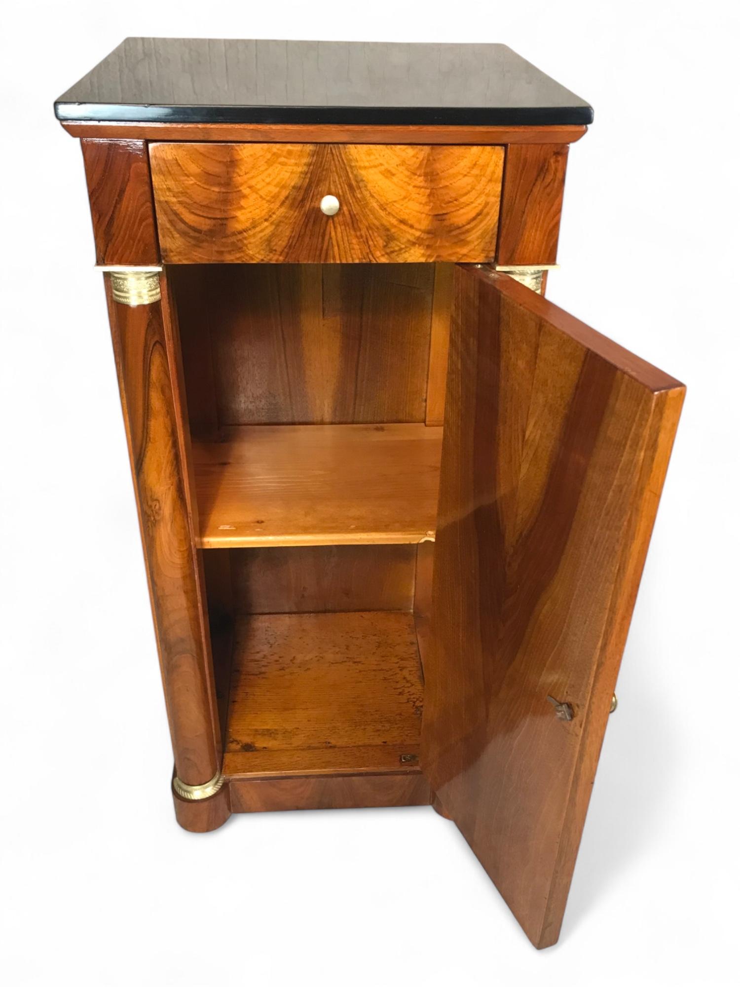 Comodino Biedermeier in noce con piano ebanizzato, Germania, 1830 circa
Questo raffinato comodino Biedermeier proveniente dalla Germania, risalente al 1830 circa, mostra le linee pulite e le proporzioni eleganti caratteristiche del periodo