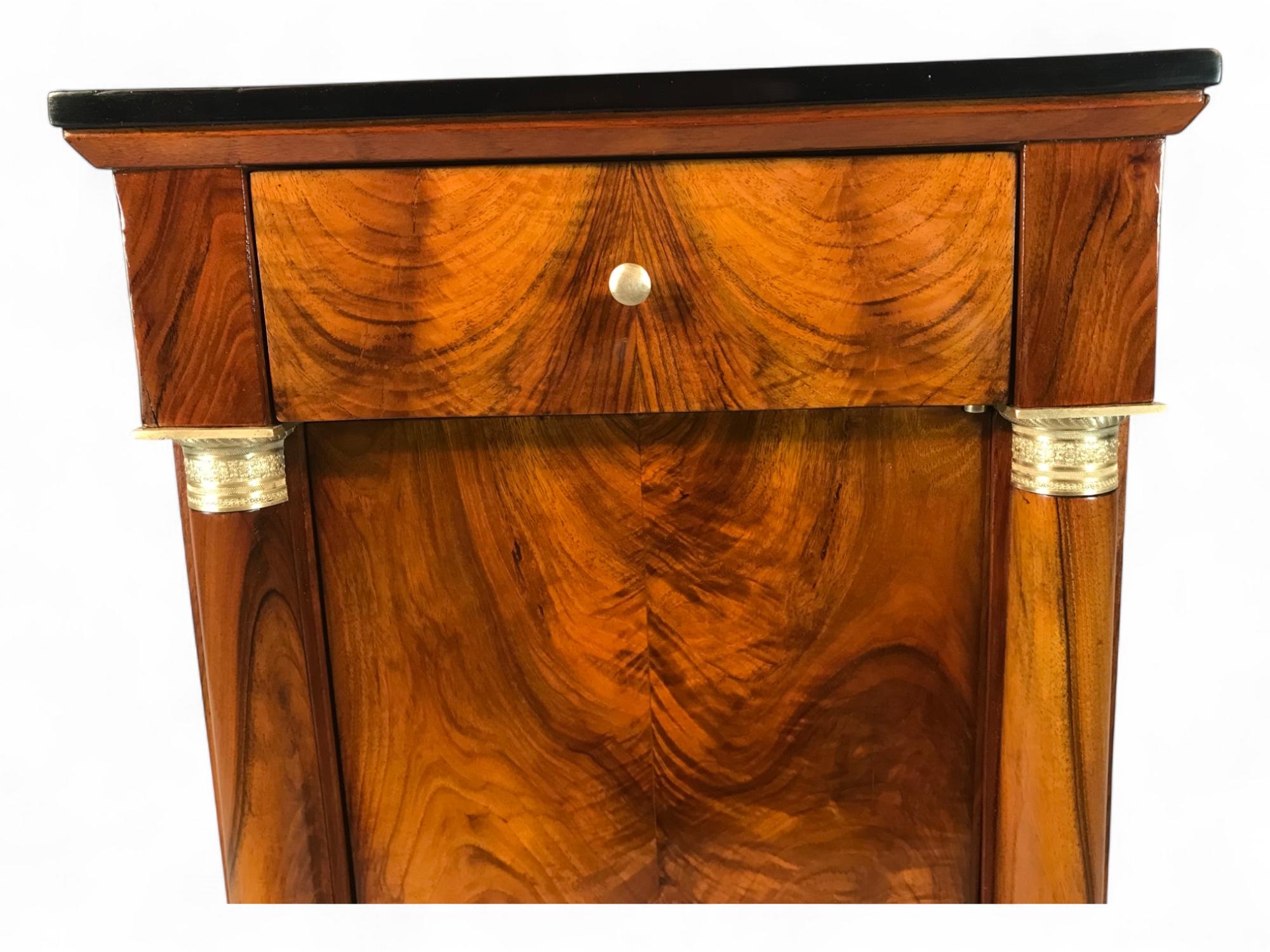 Impiallacciato Comodino Biedermeier in noce con piano ebanizzato, Germania, 1830 circa in vendita