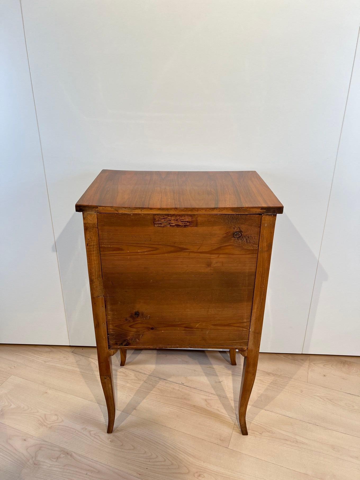 Petit cabinet Biedermeier, Noyer, Allemagne du Sud vers 1825 en vente 9