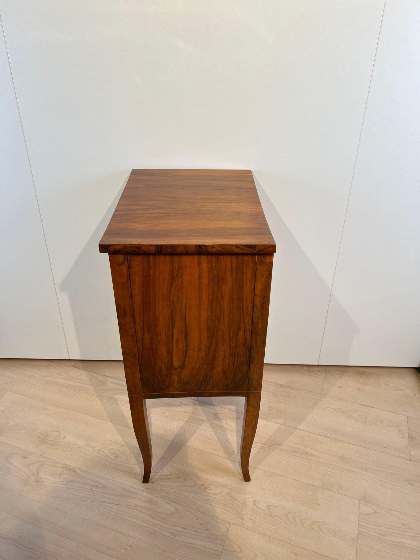 Biedermeier Small Cabinet, Walnut, South Germany circa 1825 In Good Condition For Sale In Regensburg, DE