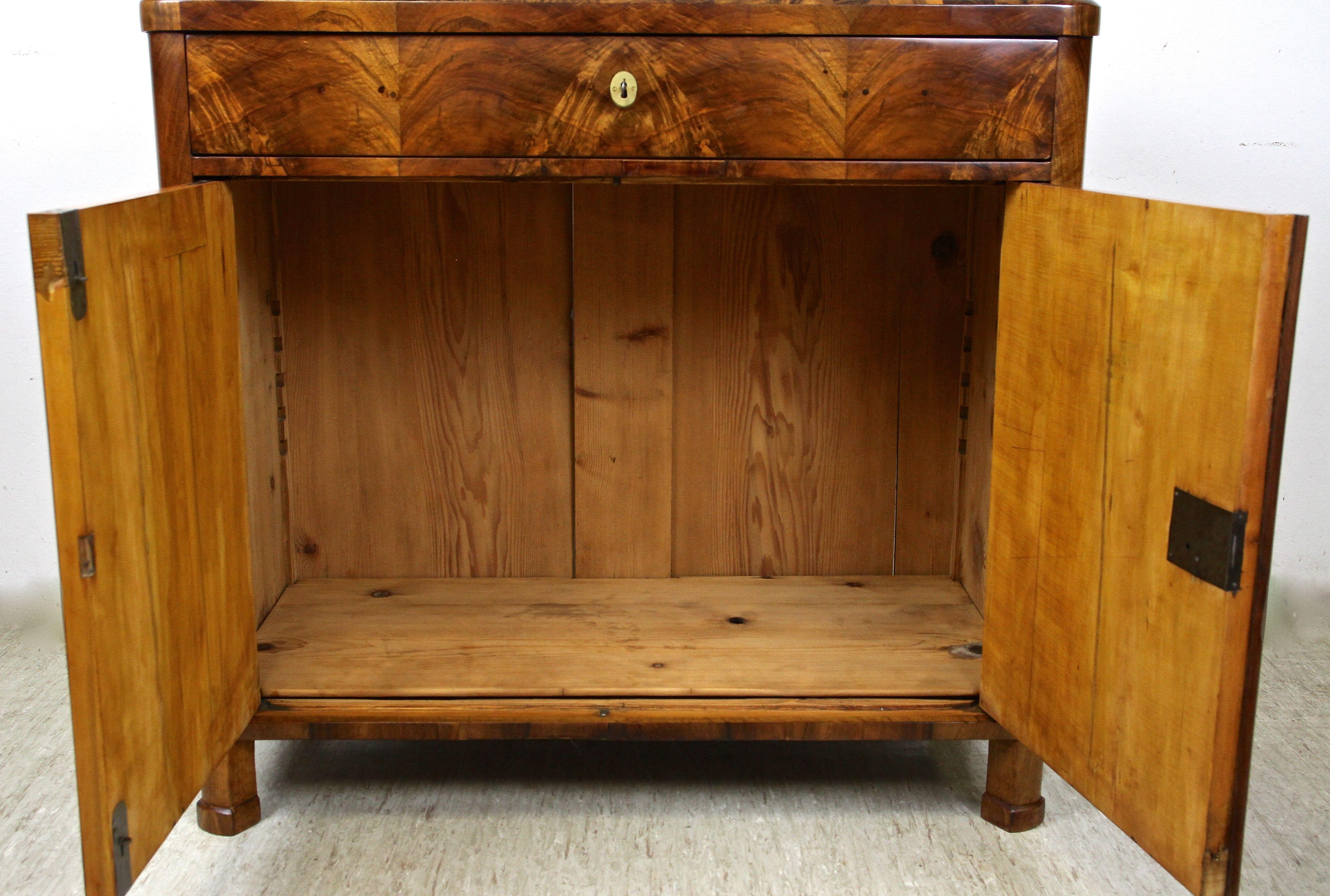 Biedermeier Nutwood Trumeau Commode 19th Century, Austria, circa 1835 In Good Condition For Sale In Lichtenberg, AT