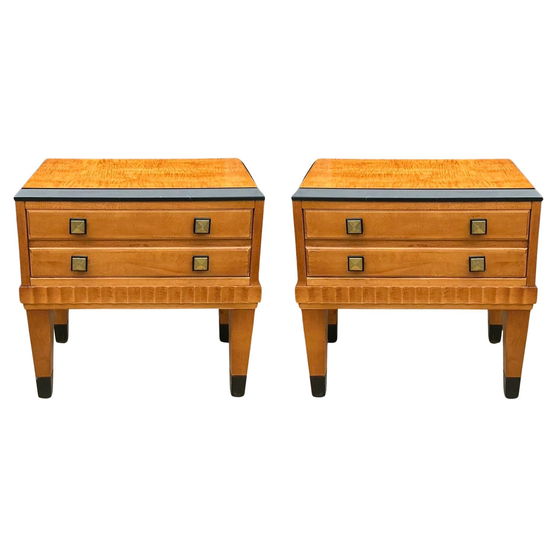 Si tratta di una coppia di tavolini o cassettoni della fine del XX secolo di Lane Furniture. Sono in legno satinato e hanno accenti ebanizzati. Il cassetto è singolo ed è contrassegnato. Anche i dorsi sono ben rifiniti.