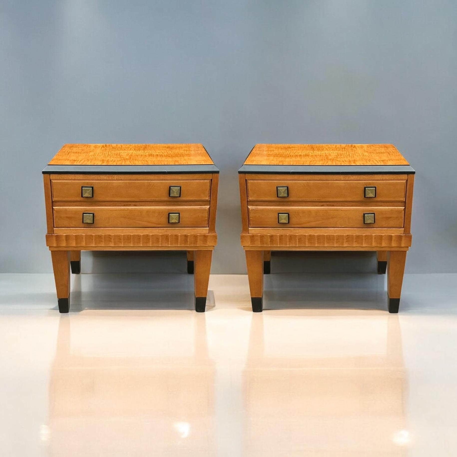 Legno di seta Tavolini o cassapanche in legno satinato in stile Biedermeier o Art Deco di Lane's in vendita