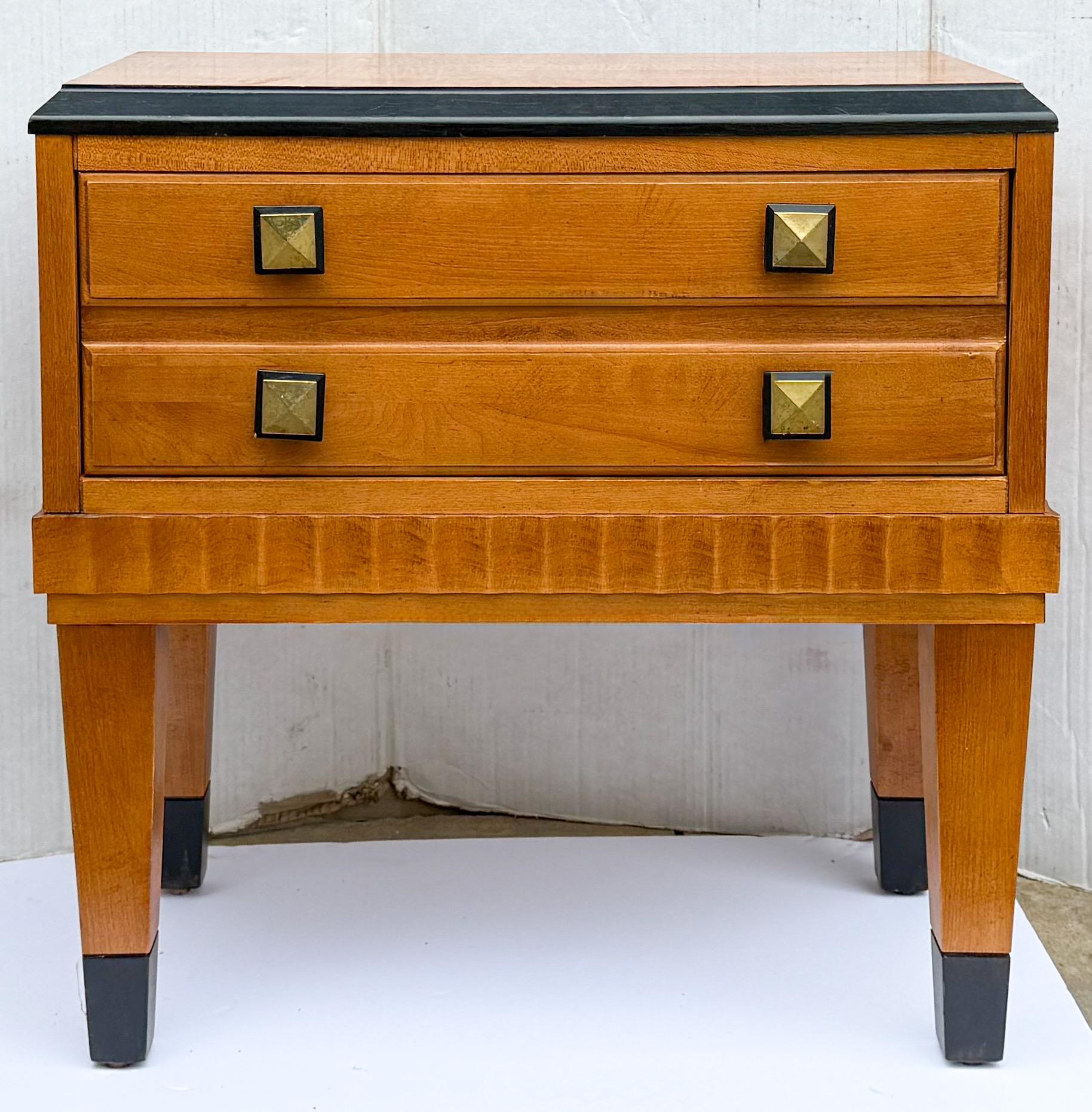 Tavolini o cassapanche in legno satinato in stile Biedermeier o Art Deco di Lane's in vendita 2