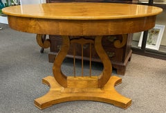 Table centrale ovale en érable madré de style Biedermeier ou classique avec base en forme de lyre