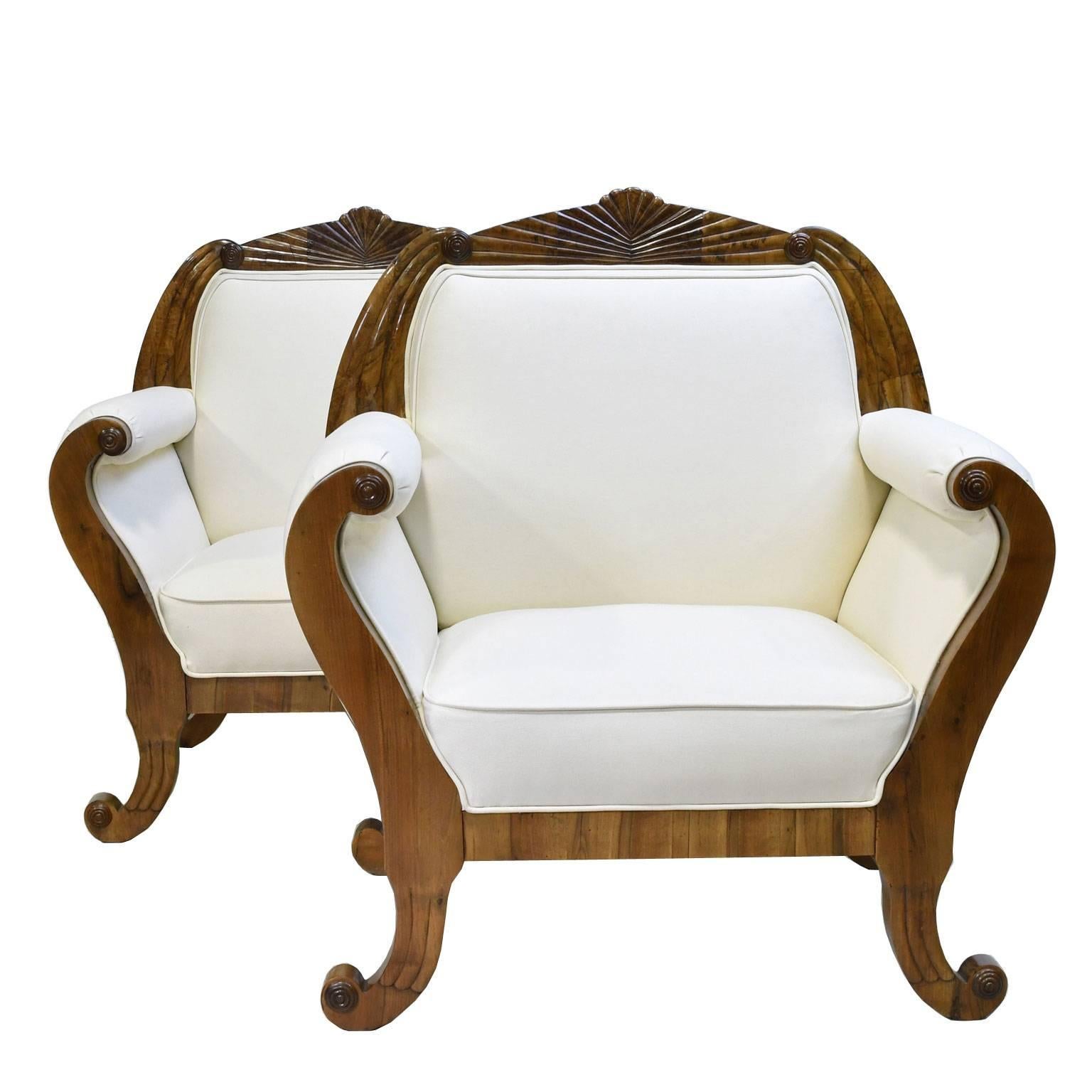 A very beautiful South German Biedermeier suite in fine walnut consisting of a sofa and a pair of armchairs/ bergères, each with shaped, fan-carved crest rail above scrolled armrests terminating in out-scrolled feet, Germany, circa 1830.
Note: Our