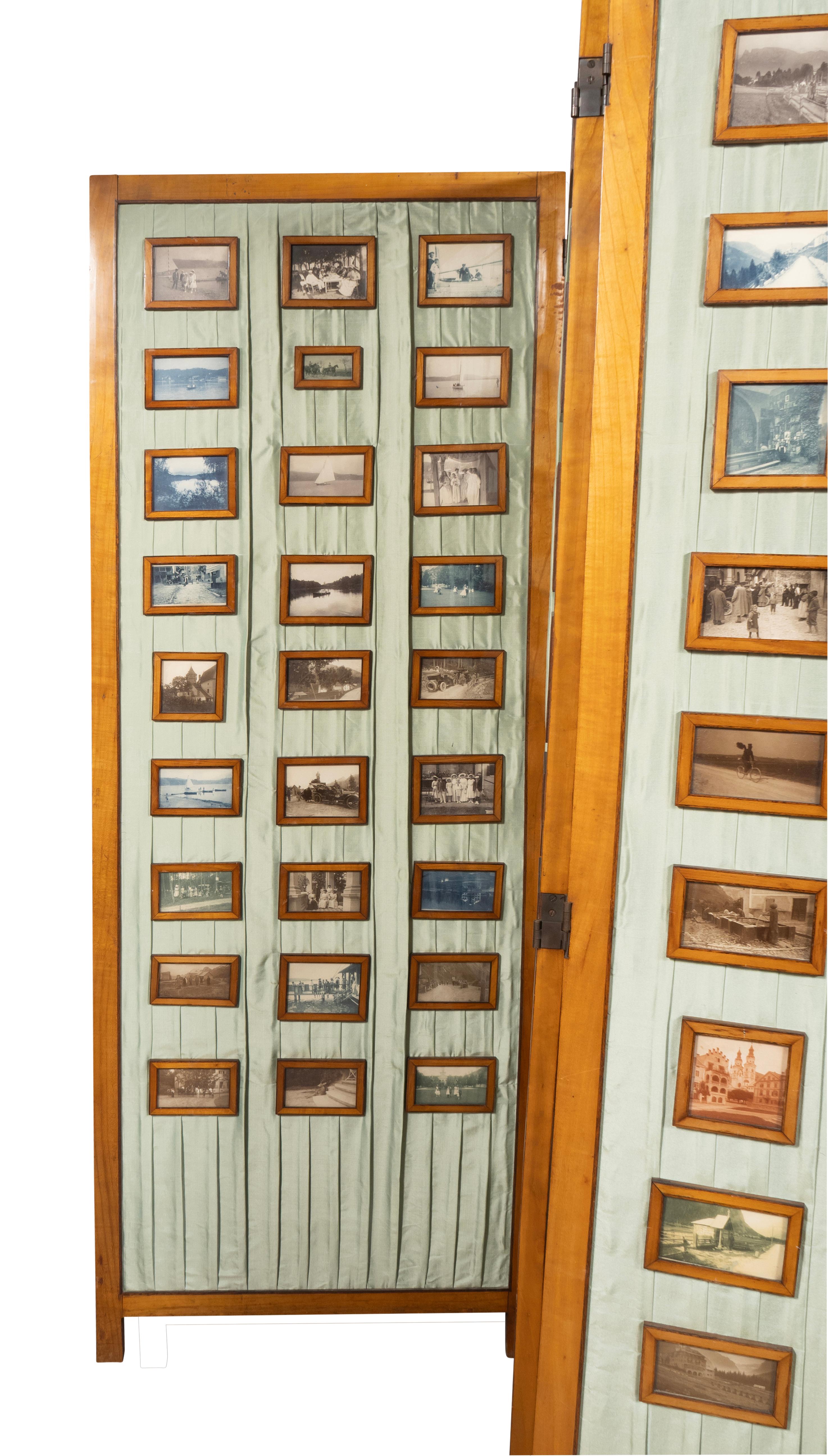 Cornice a tre pannelli in legno di pero con seta verde plissettata e fotografie dell'Austria incorniciate. Un'interessante raccolta di famiglia e paesaggi degli anni '30. Da una proprietà di Bellevue Avenue, Newport RI.