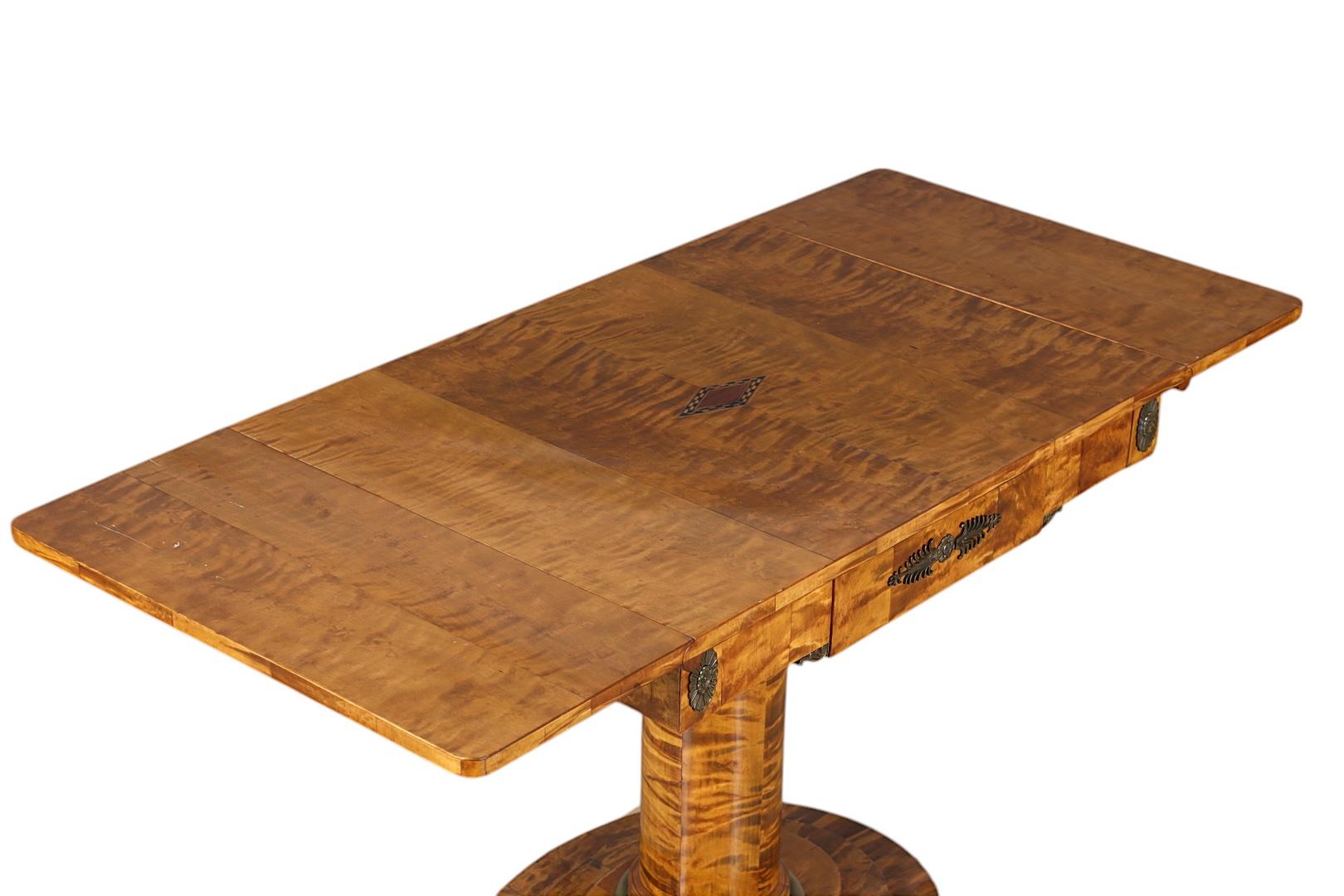 Svedese Tavolo Biedermeier a piedistallo con ante a goccia Impero Intarsio di betulla dorata in vendita