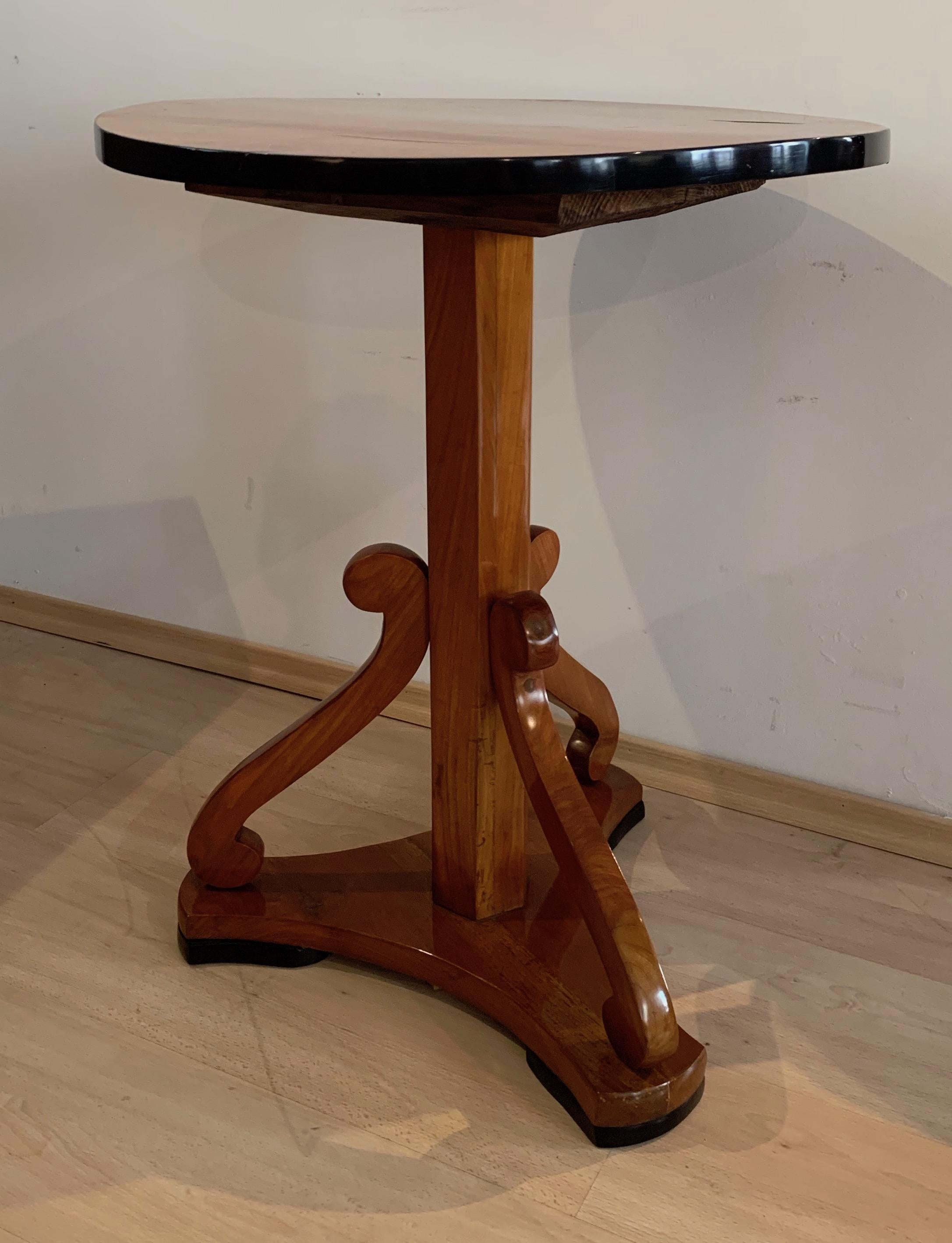 Early 19th Century Biedermeier Pedestal Table, Cherry, Austria circa 1825