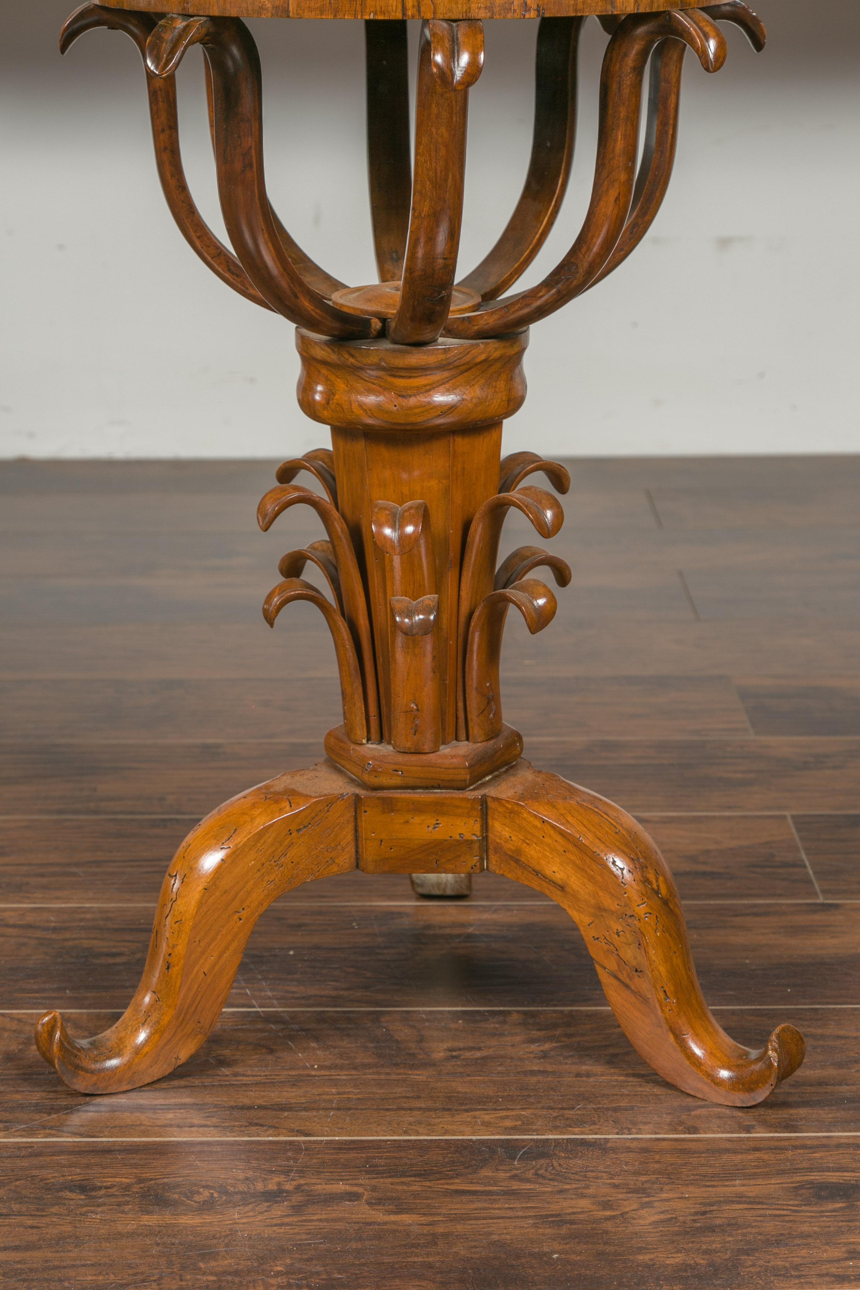 Guéridon in noce austriaco del periodo Biedermeier del 1840 con intarsi a stella e fogliame in vendita 3
