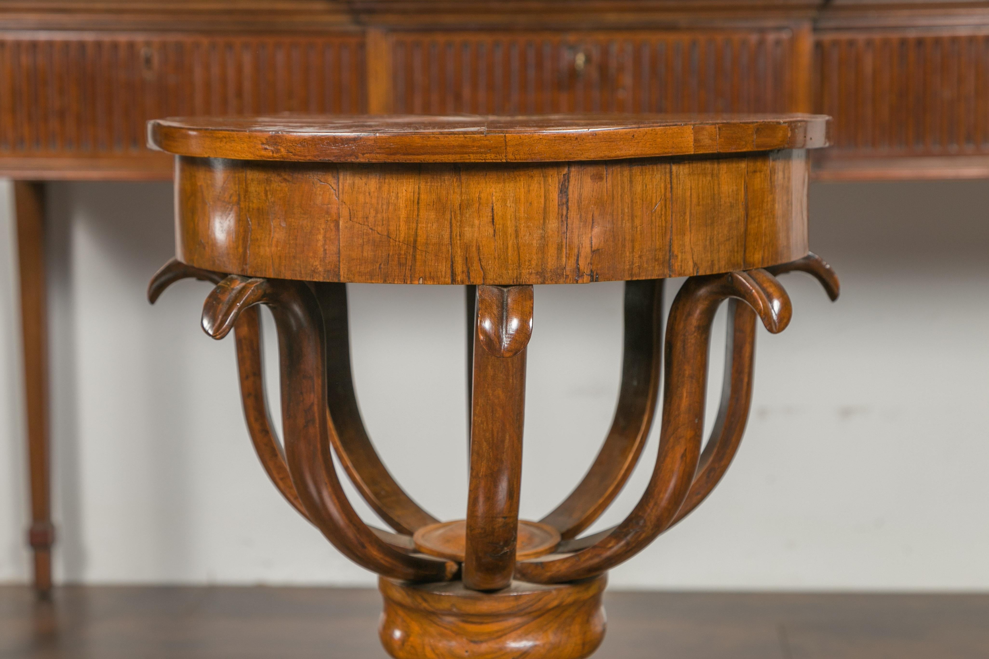 Guéridon in noce austriaco del periodo Biedermeier del 1840 con intarsi a stella e fogliame in vendita 4