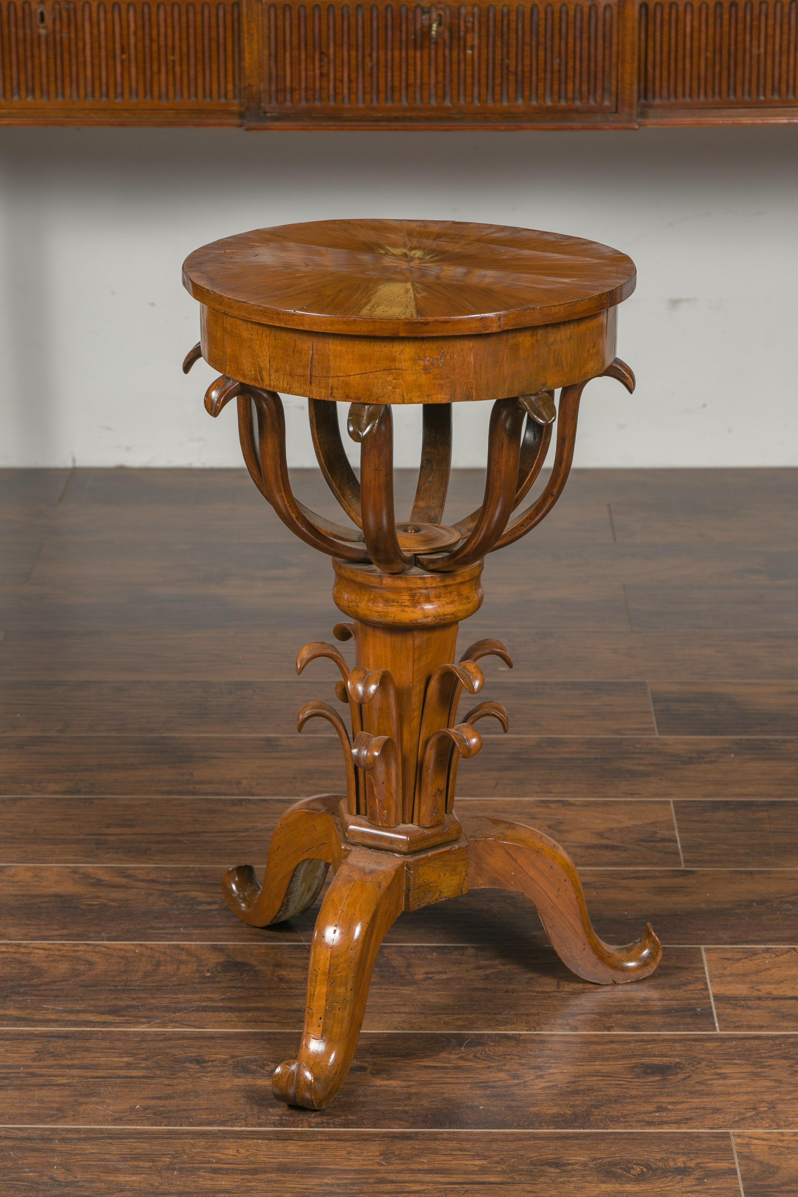 Tavolo guéridon in noce di epoca Biedermeier austriaca della metà del XIX secolo, con intarsio di stelle e fogliame a scorrimento. Realizzato in Austria nel secondo quarto del XIX secolo, questo guéridon in noce Biedermeier presenta un piano