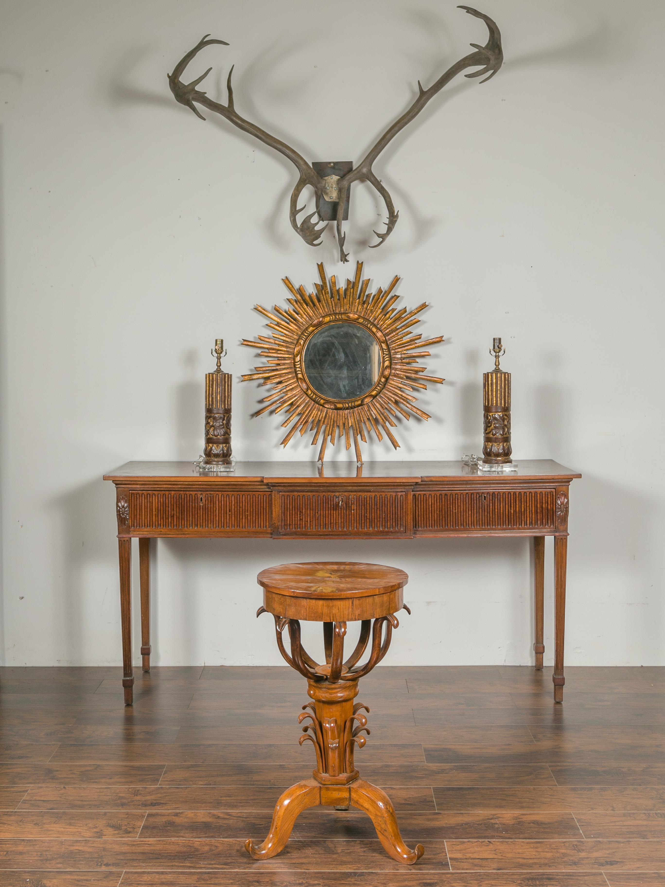 Austriaco Guéridon in noce austriaco del periodo Biedermeier del 1840 con intarsi a stella e fogliame in vendita