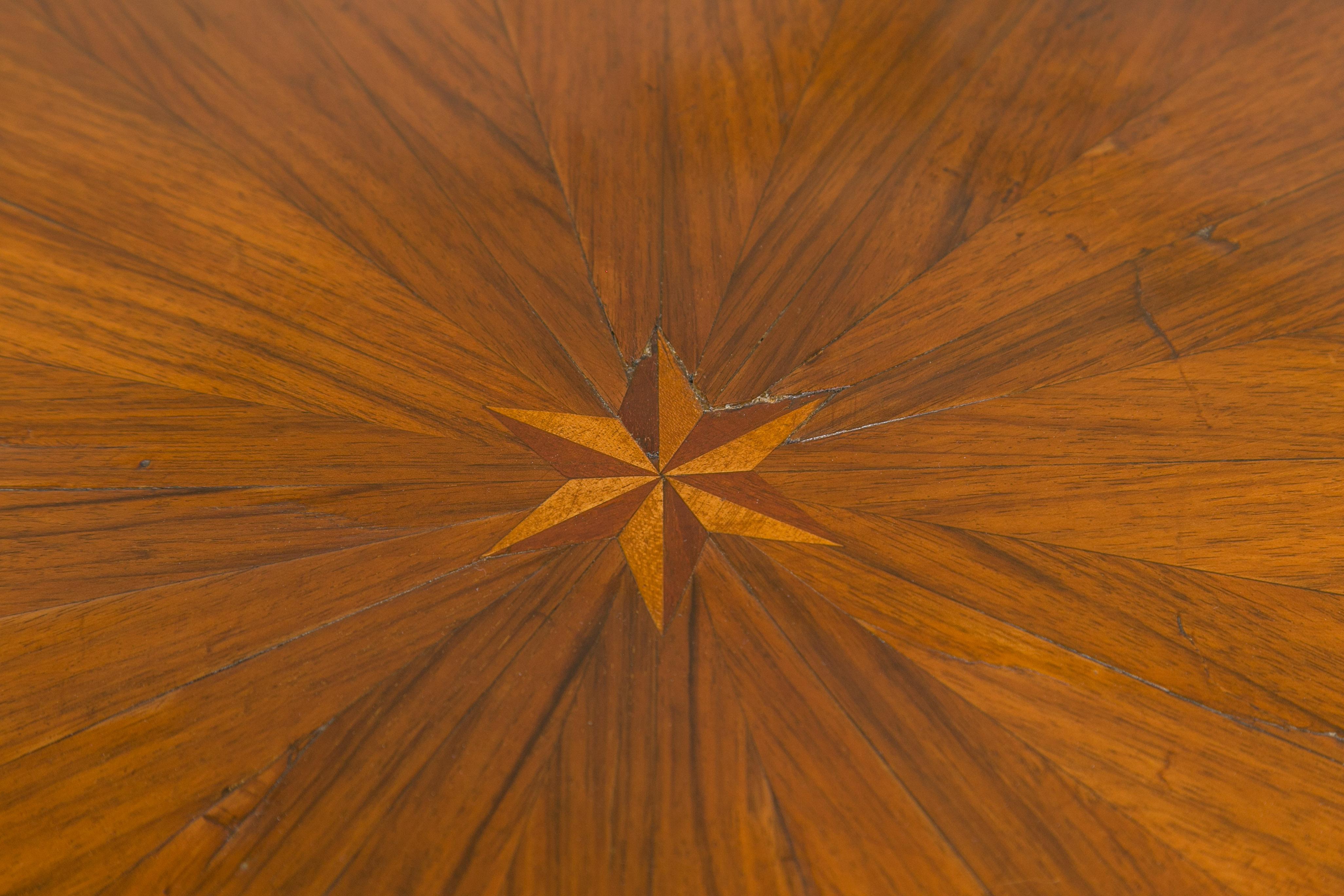Intarsio Guéridon in noce austriaco del periodo Biedermeier del 1840 con intarsi a stella e fogliame in vendita