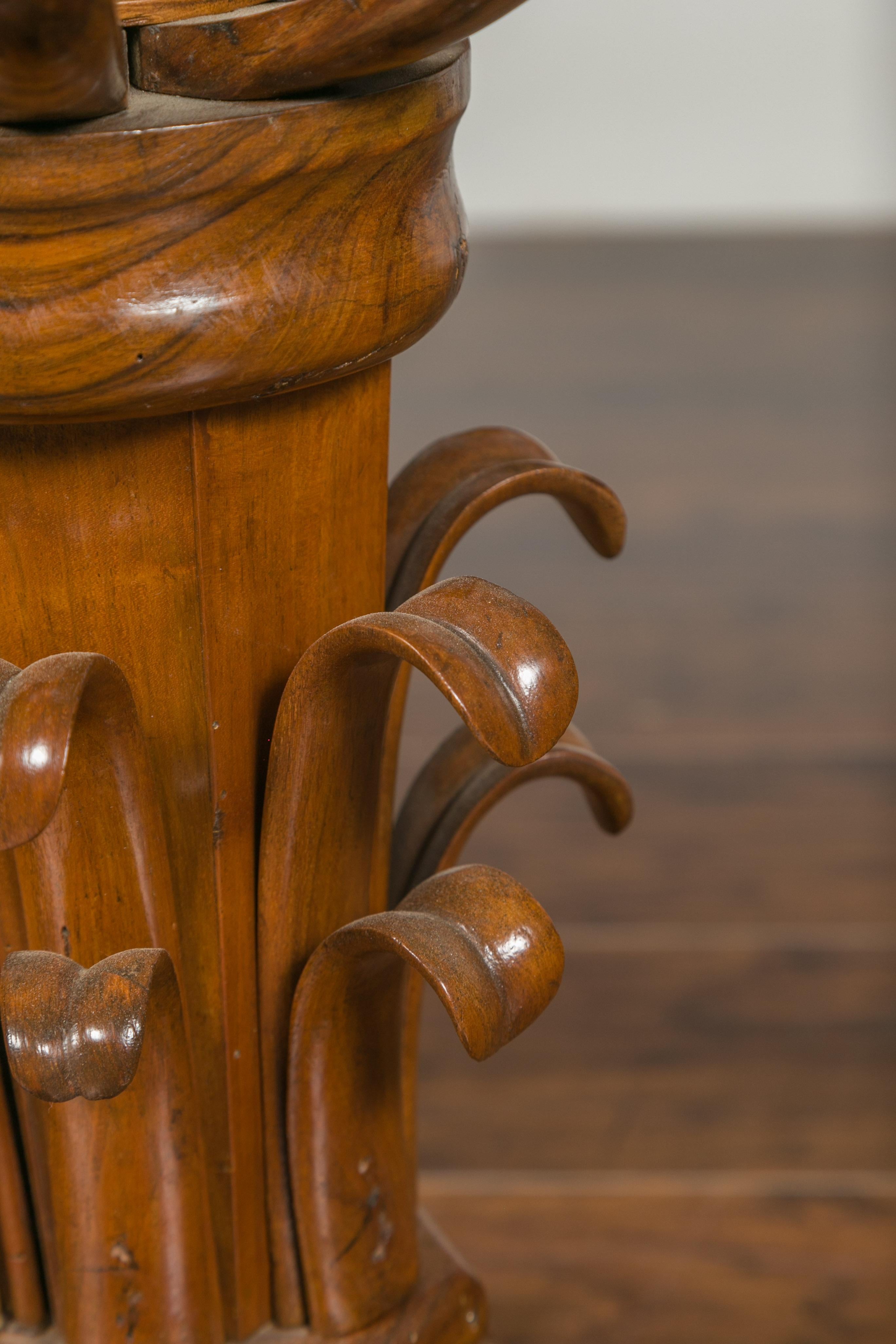XIX secolo Guéridon in noce austriaco del periodo Biedermeier del 1840 con intarsi a stella e fogliame in vendita