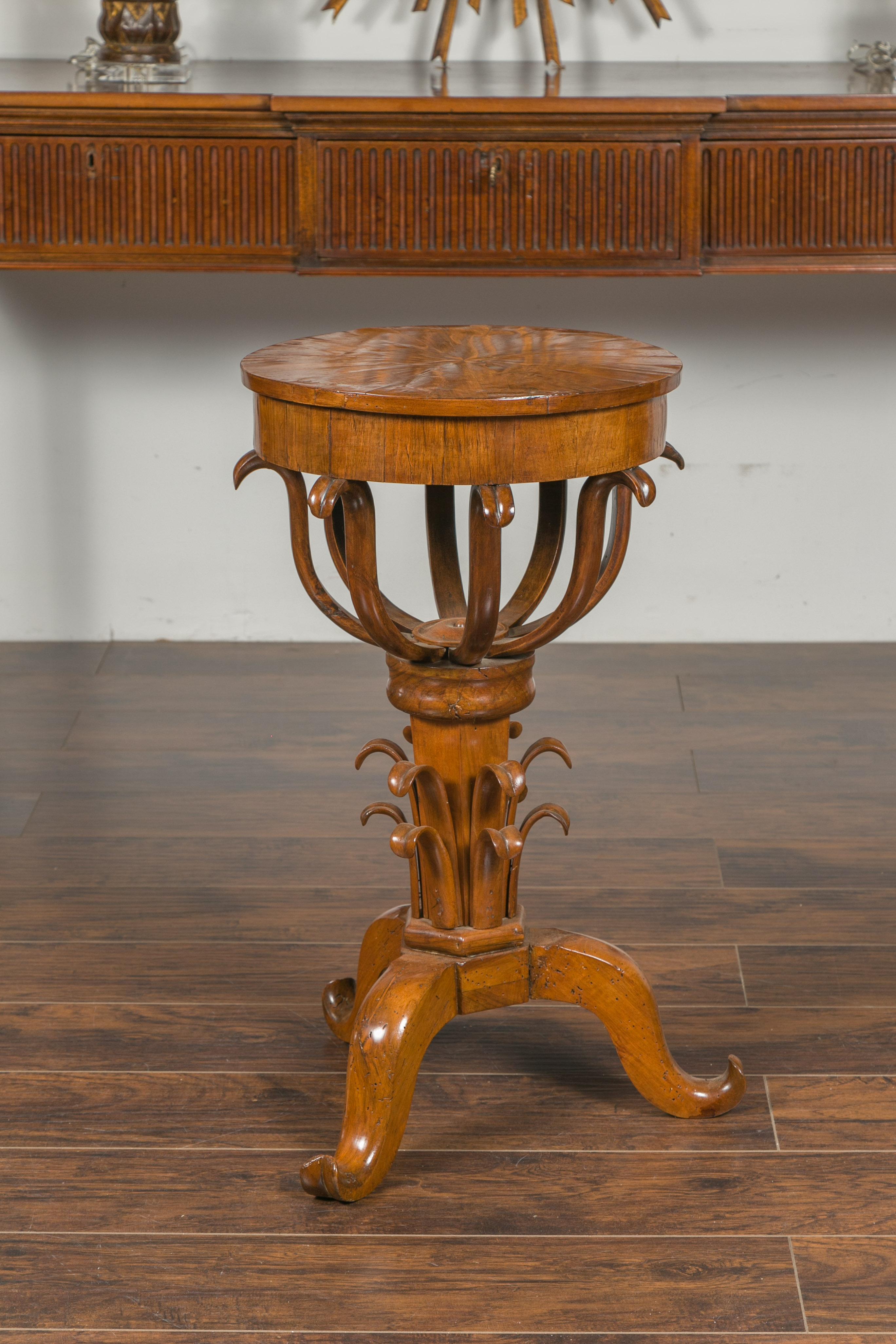 Noce Guéridon in noce austriaco del periodo Biedermeier del 1840 con intarsi a stella e fogliame in vendita
