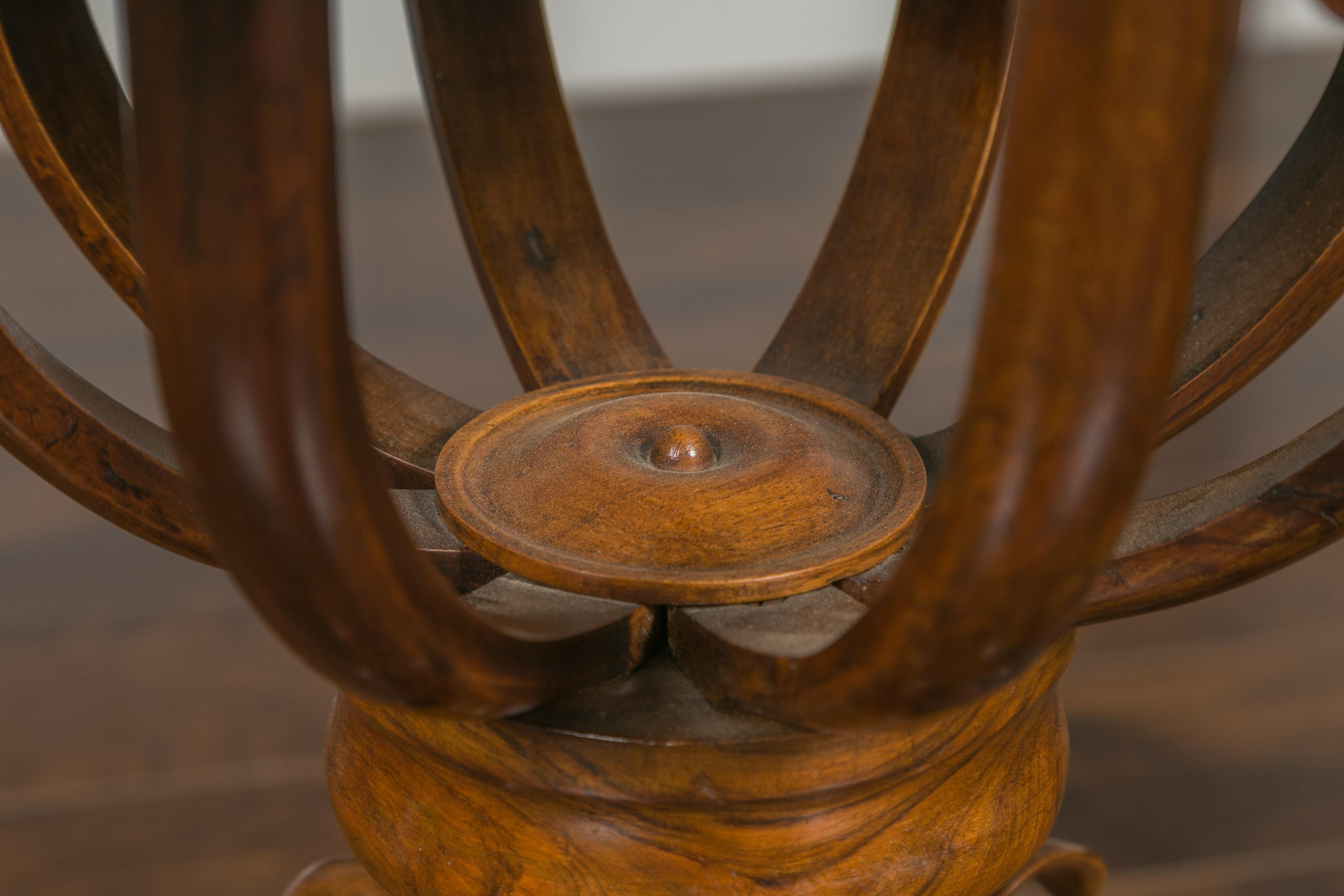 Guéridon in noce austriaco del periodo Biedermeier del 1840 con intarsi a stella e fogliame in vendita 1