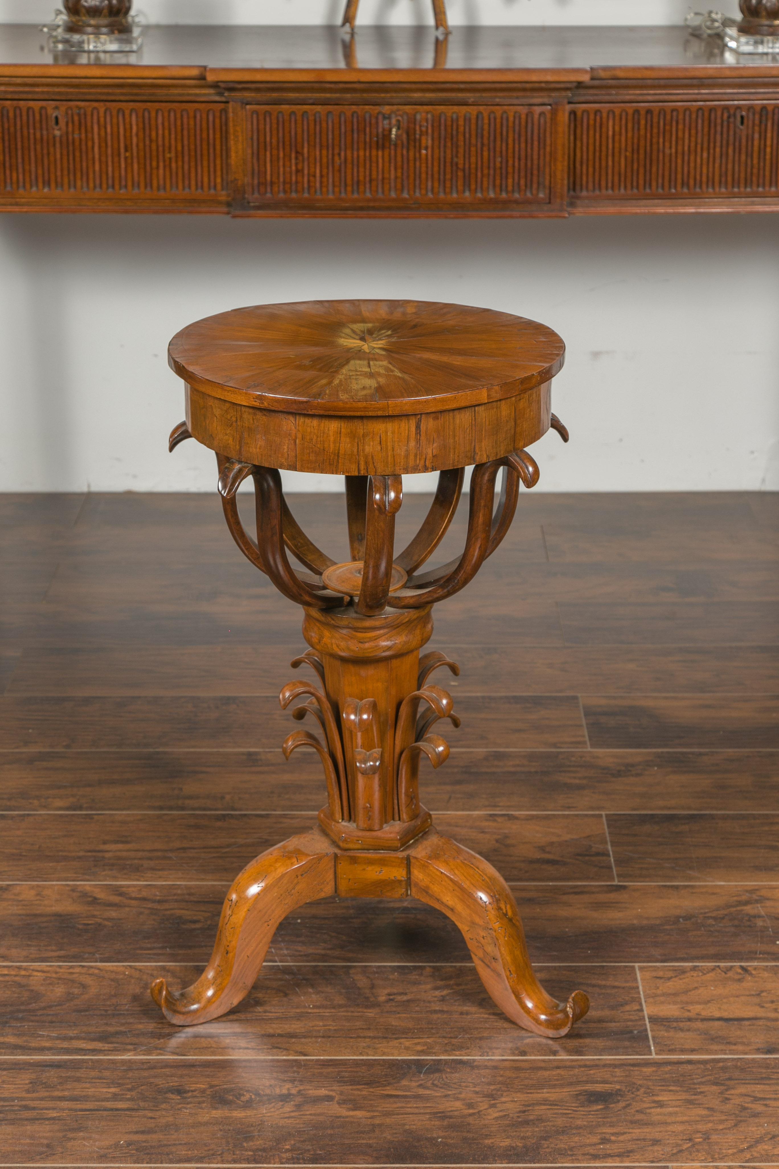 Guéridon in noce austriaco del periodo Biedermeier del 1840 con intarsi a stella e fogliame in vendita 2