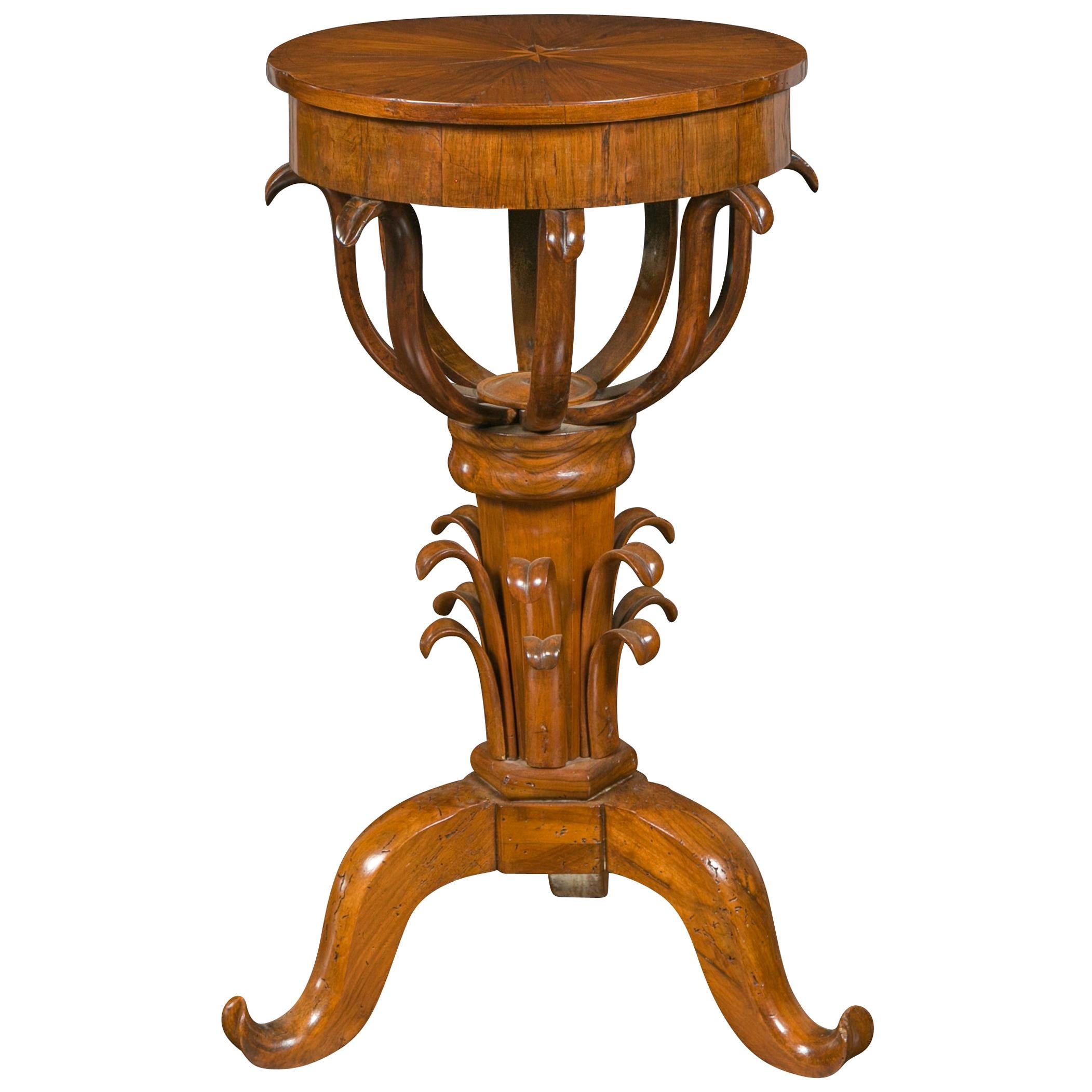 Guéridon austriaco de nogal del periodo Biedermeier de 1840 con incrustaciones de estrellas y follaje