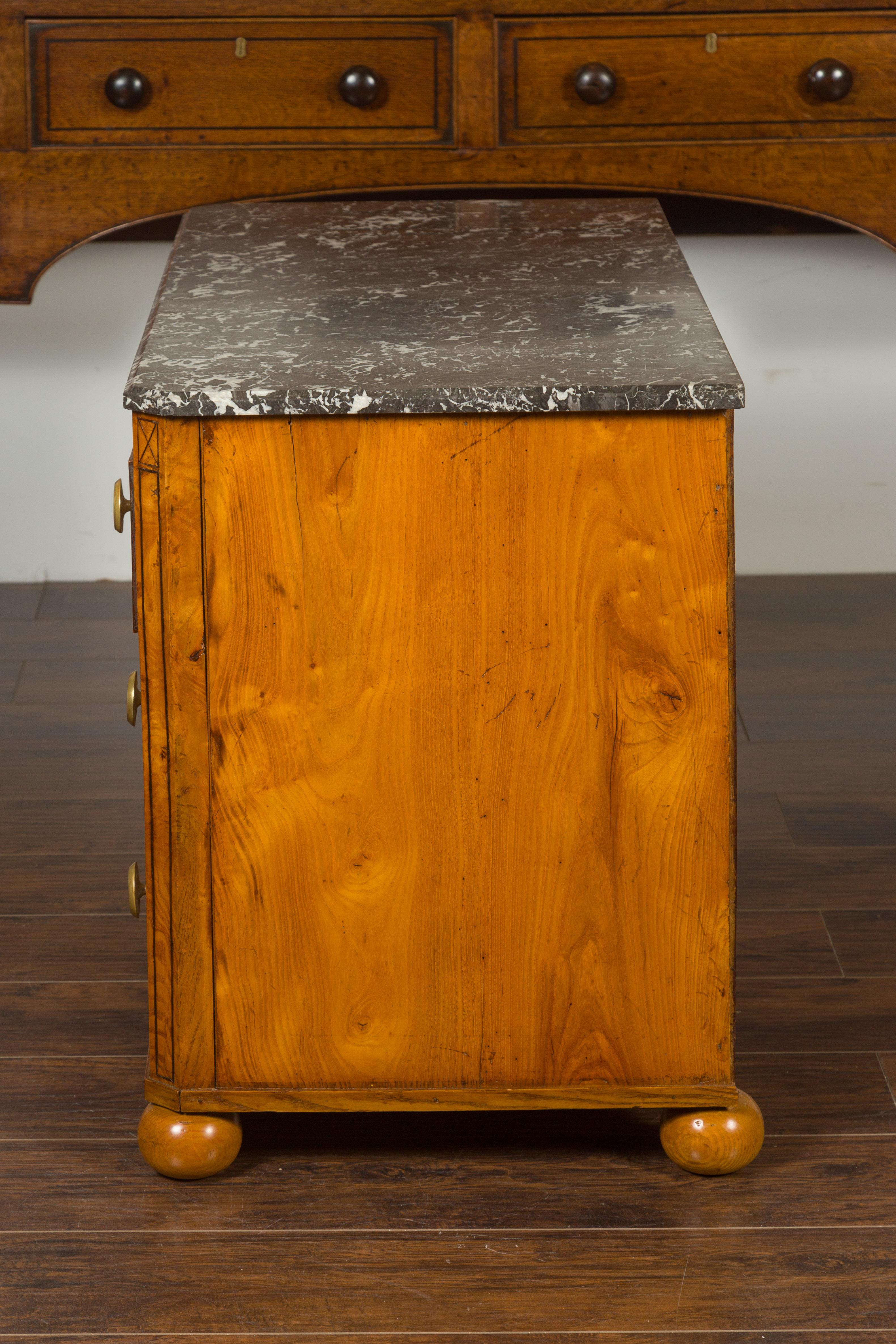 Biedermeier-Kommode aus Nussbaumholz mit drei Schubladen und grauer Marmorplatte aus den 1840er Jahren im Angebot 6