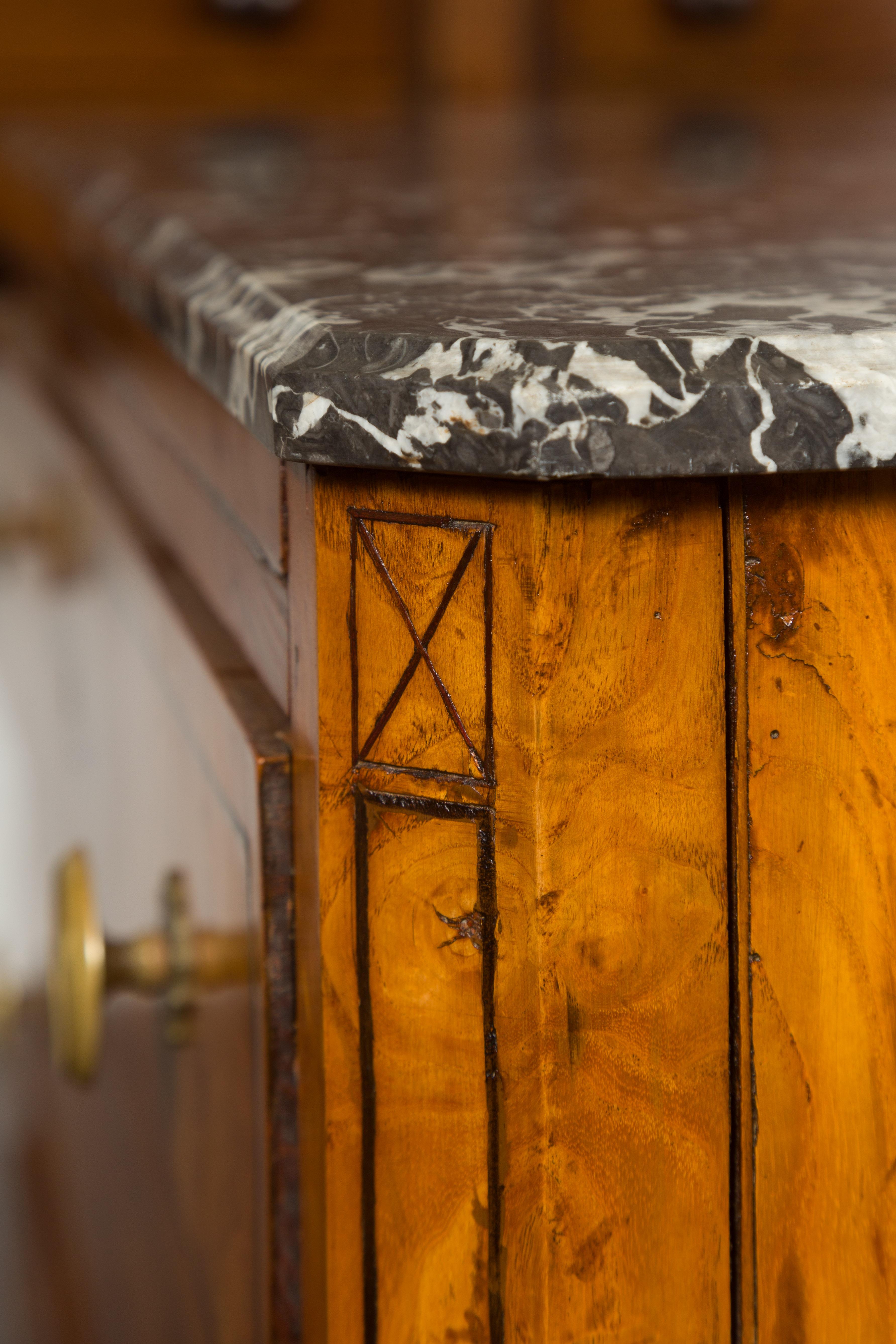 Biedermeier-Kommode aus Nussbaumholz mit drei Schubladen und grauer Marmorplatte aus den 1840er Jahren im Angebot 8