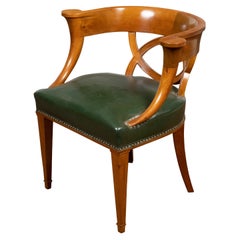 Fauteuil Biedermeier du 19ème siècle à dossier en fer à cheval avec tissu d'ameublement vert