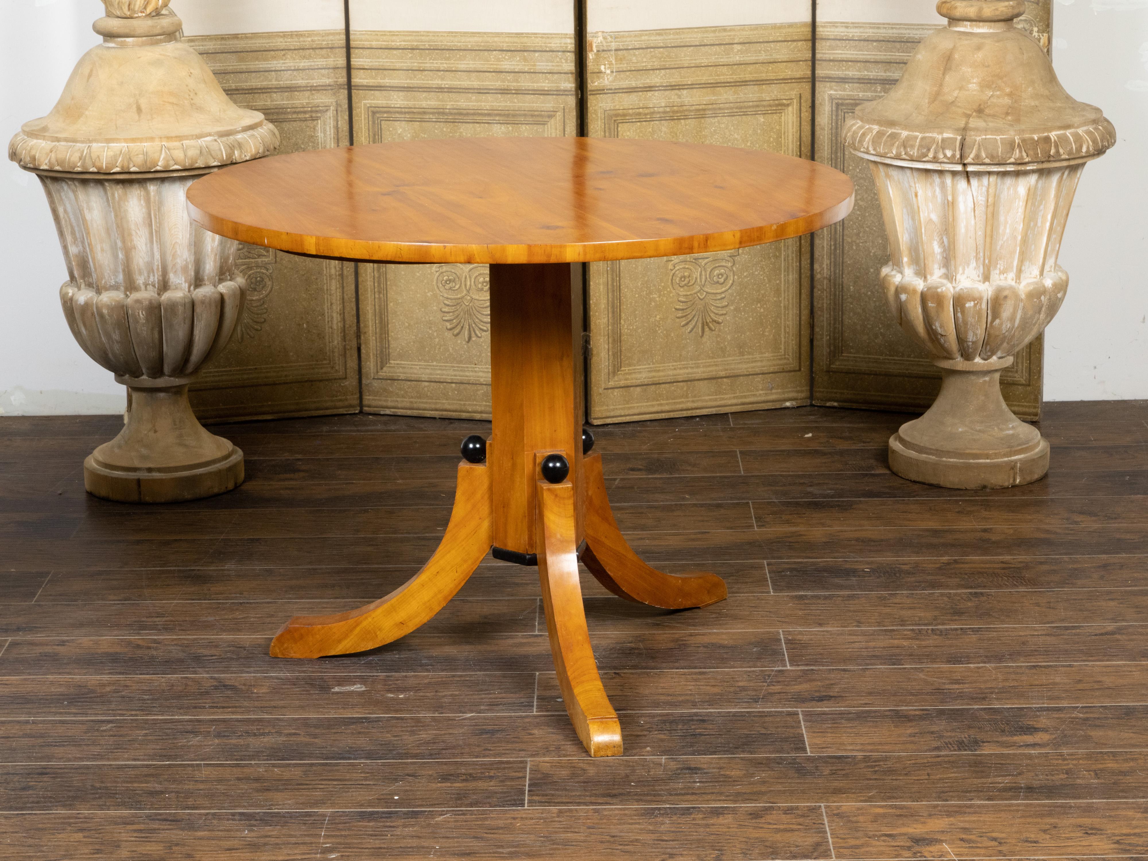 Biedermeier Period 19th Century Pine Center Table with Round Top and Tripod Base In Good Condition For Sale In Atlanta, GA