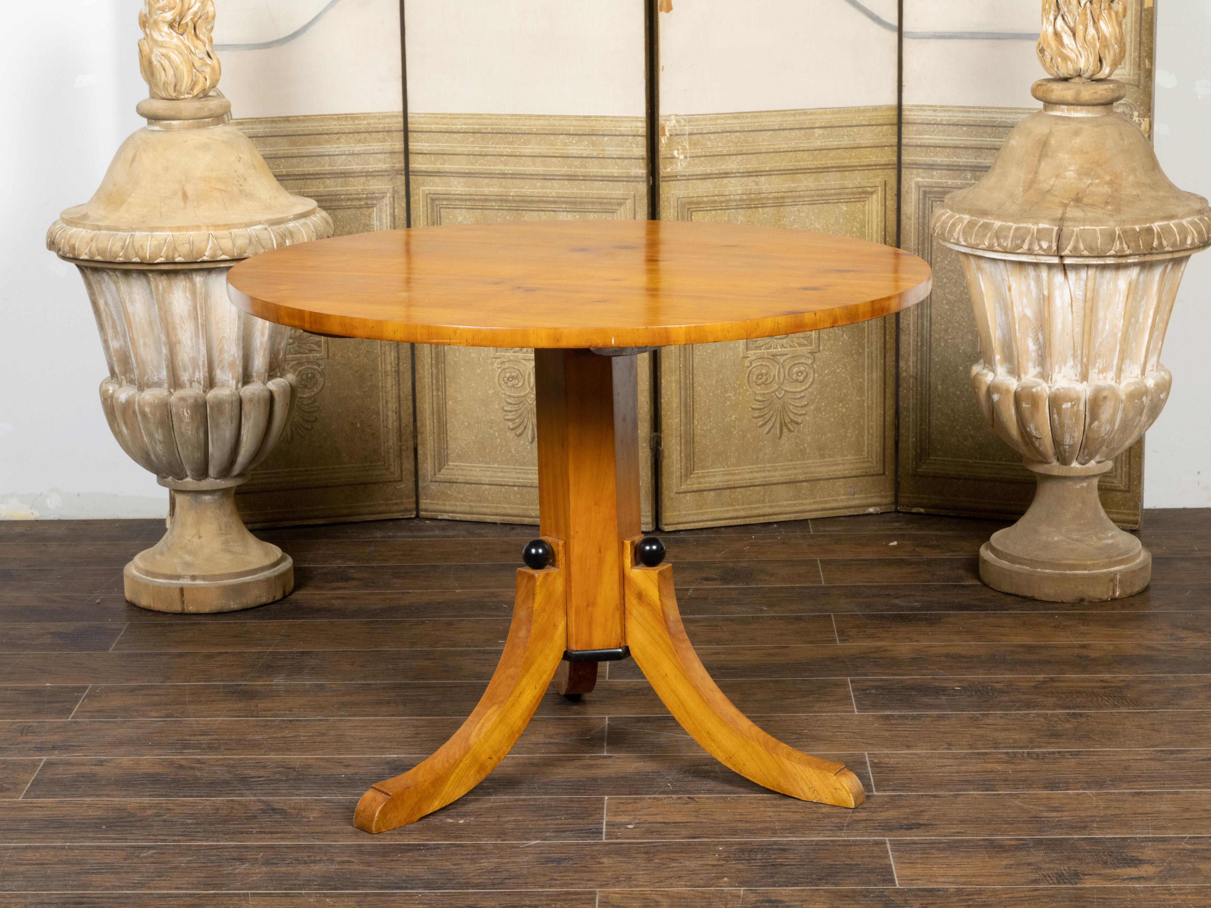 Biedermeier Period 19th Century Pine Center Table with Round Top and Tripod Base For Sale 1