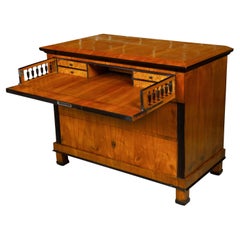 Cassapanca da maggiordomo in noce del XIX secolo del periodo Biedermeier con scrivania a ribalta