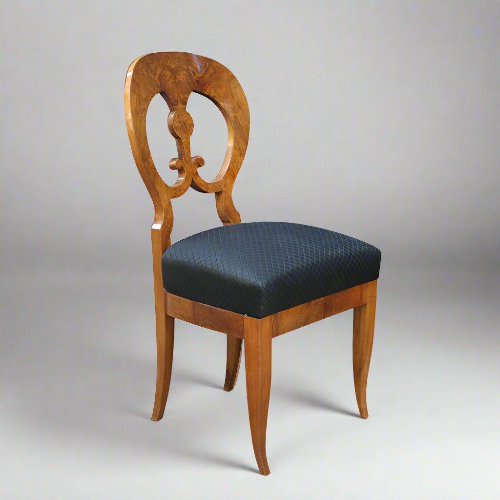 Feiner Biedermeier-Stuhl aus Nussbaumwurzelholz aus Österreich, um 1820. Der üppig gerundete Rücken hat einen fantasievollen Reiz und eine freche Art.