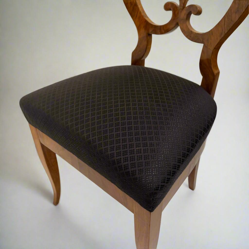 Biedermeier-Stuhl aus Nussbaum-Maser Österreich um 1820 (Stoff) im Angebot