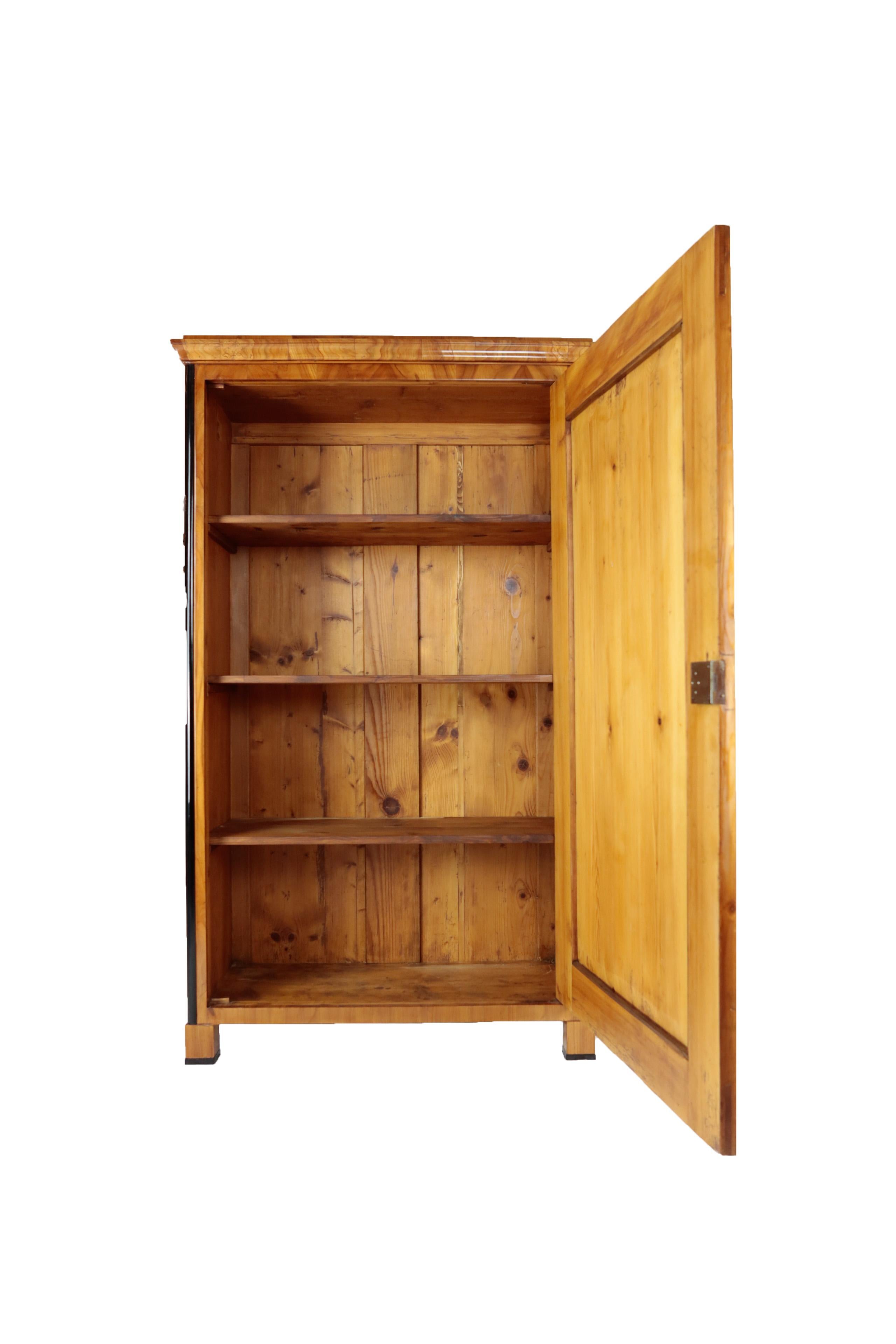 Beautiful one-door Biedermeier period cabinet, circa 1830-1940, cherrywood veneer, shelved interior, restored condition, shellac polished surface.





       