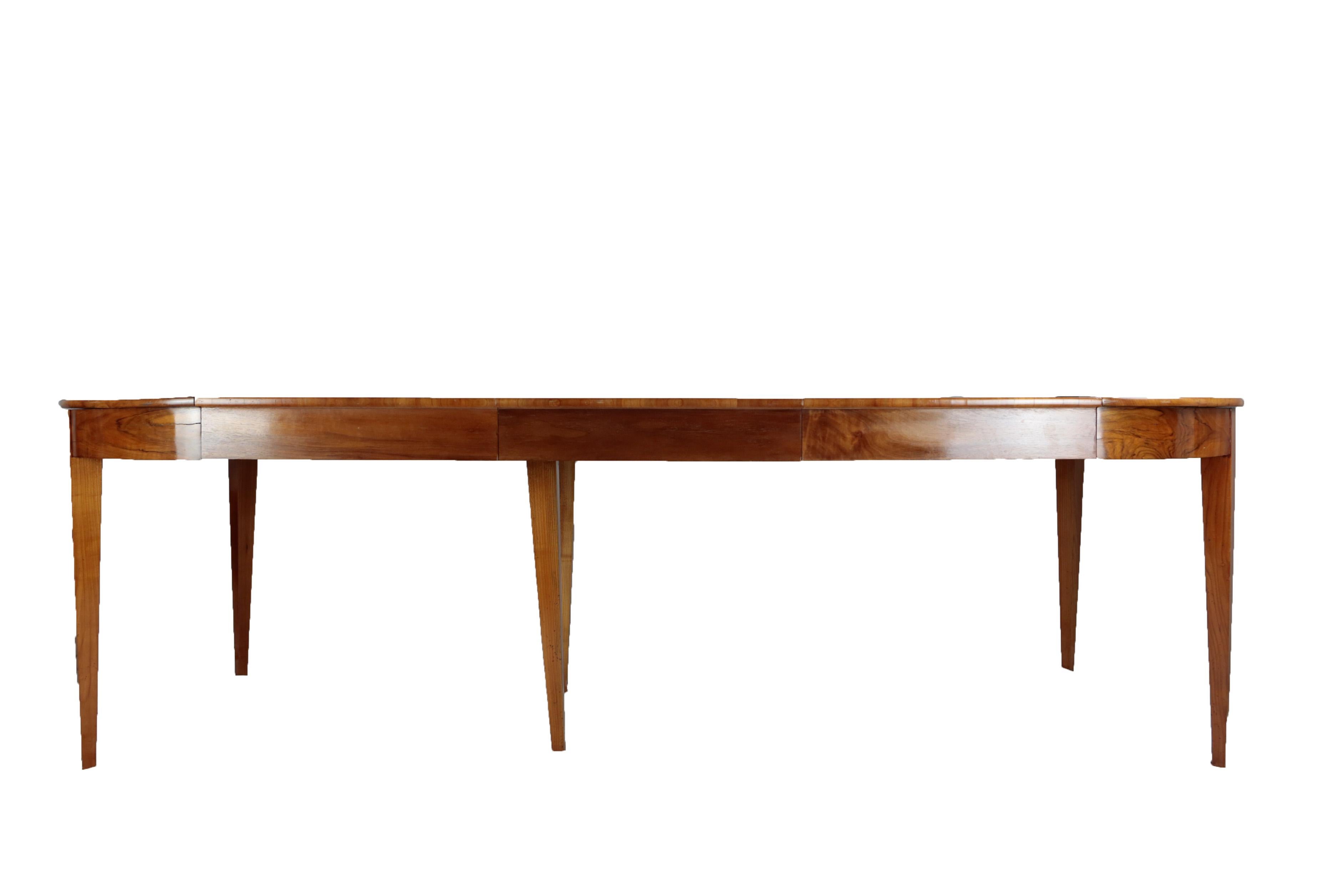 German Biedermeier Period Dining Table, circa 1830-1840, Cherry and Nutwood, Extendable For Sale