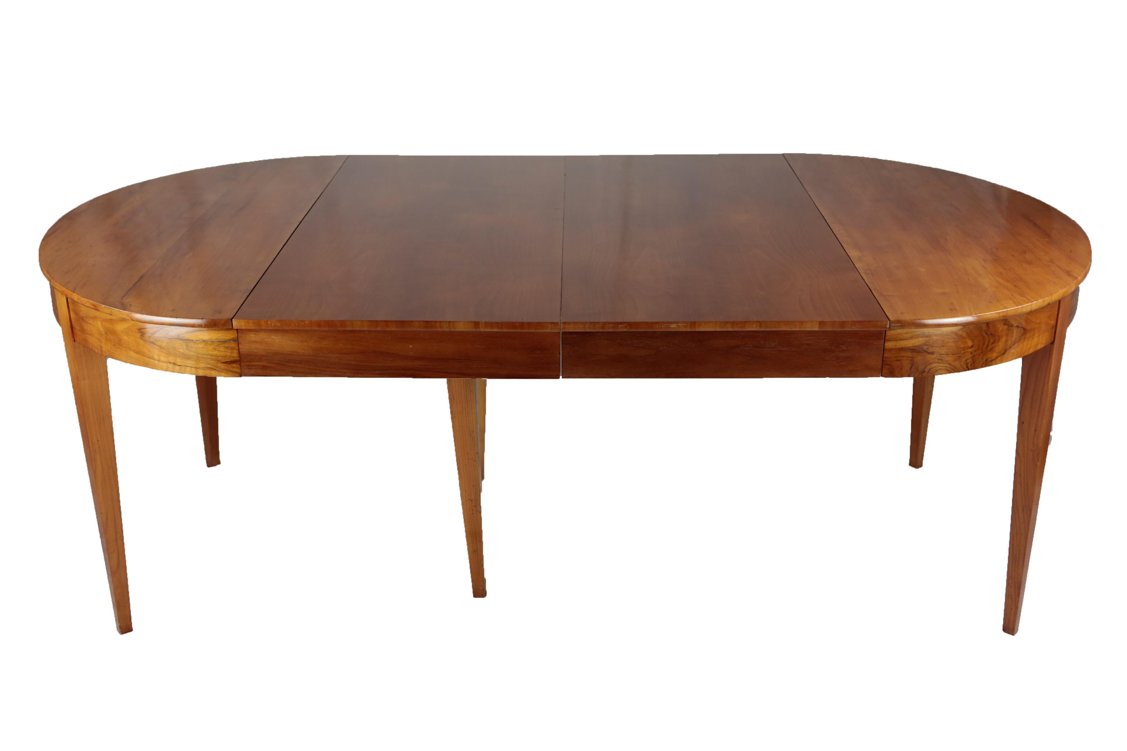 Veneer Biedermeier Period Dining Table, circa 1830-1840, Cherry and Nutwood, Extendable For Sale