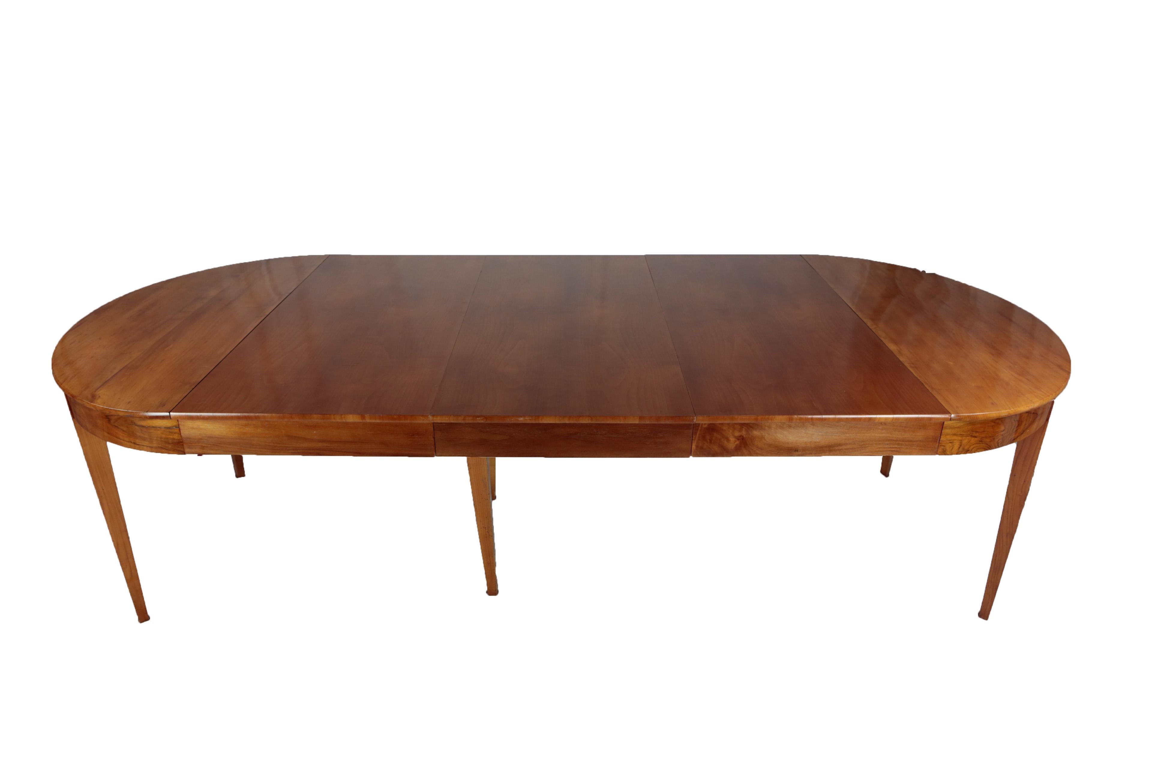 Biedermeier Period Dining Table, circa 1830-1840, Cherry and Nutwood, Extendable In Good Condition For Sale In Muenster, NRW