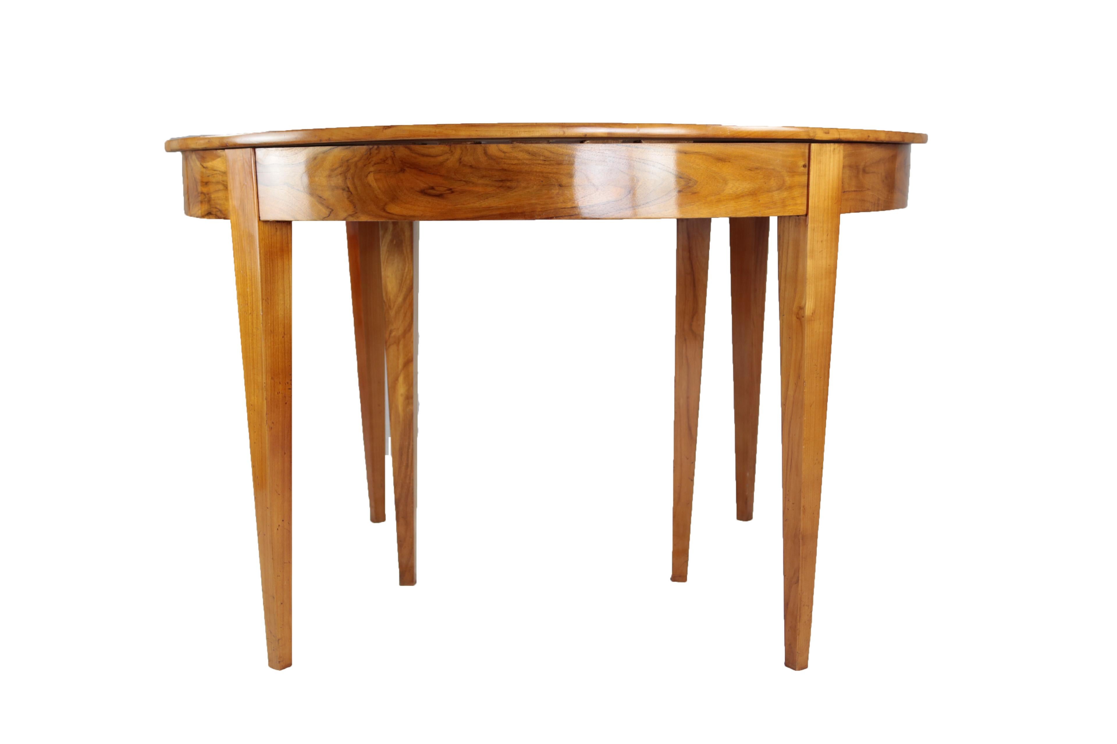 Biedermeier Period Dining Table, circa 1830-1840, Cherry and Nutwood, Extendable For Sale 1