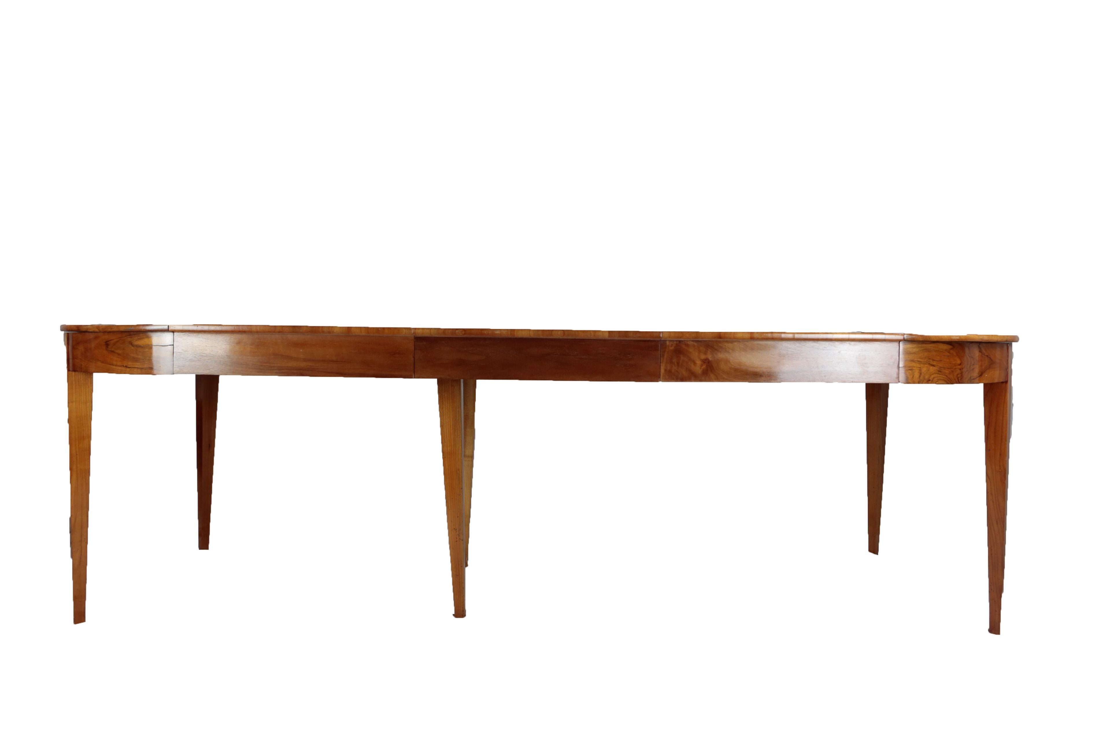 Biedermeier Period Dining Table, circa 1830-1840, Cherry and Nutwood, Extendable For Sale 2