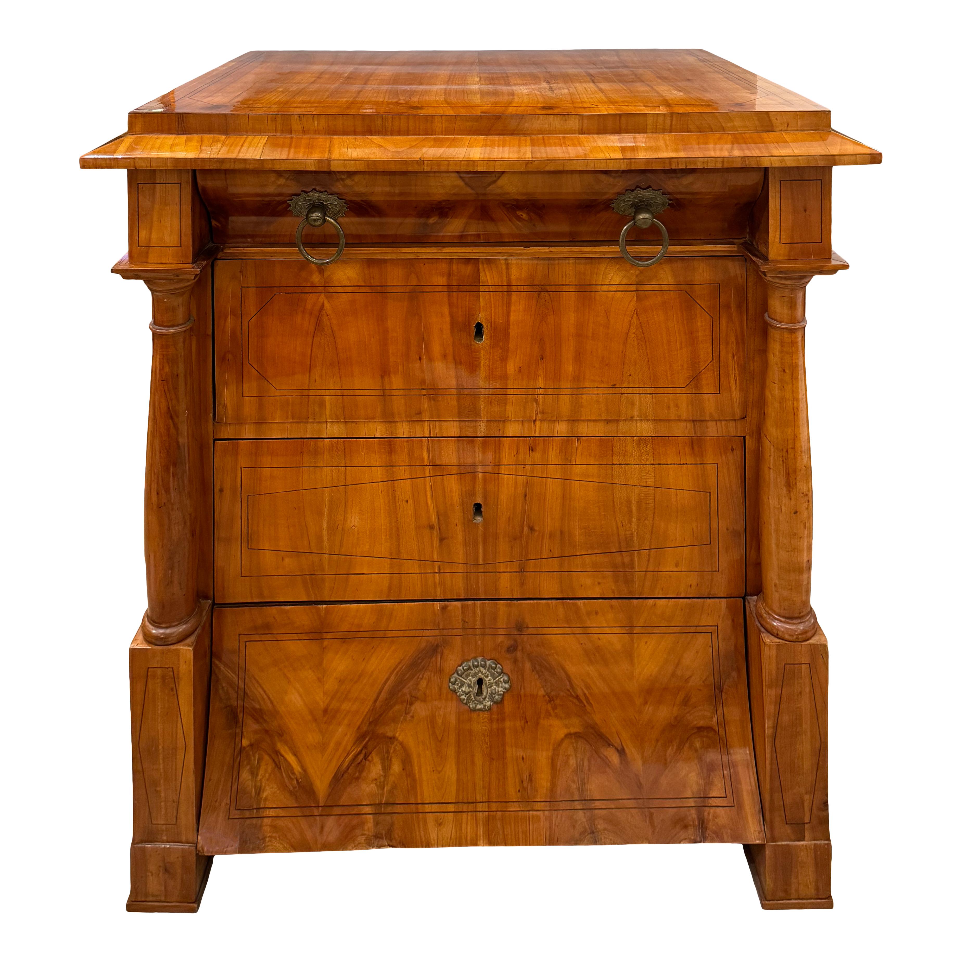 Arqueta de cuatro cajones de madera de cerezo del periodo Biedermeier Austria circa 1820. Austríaco